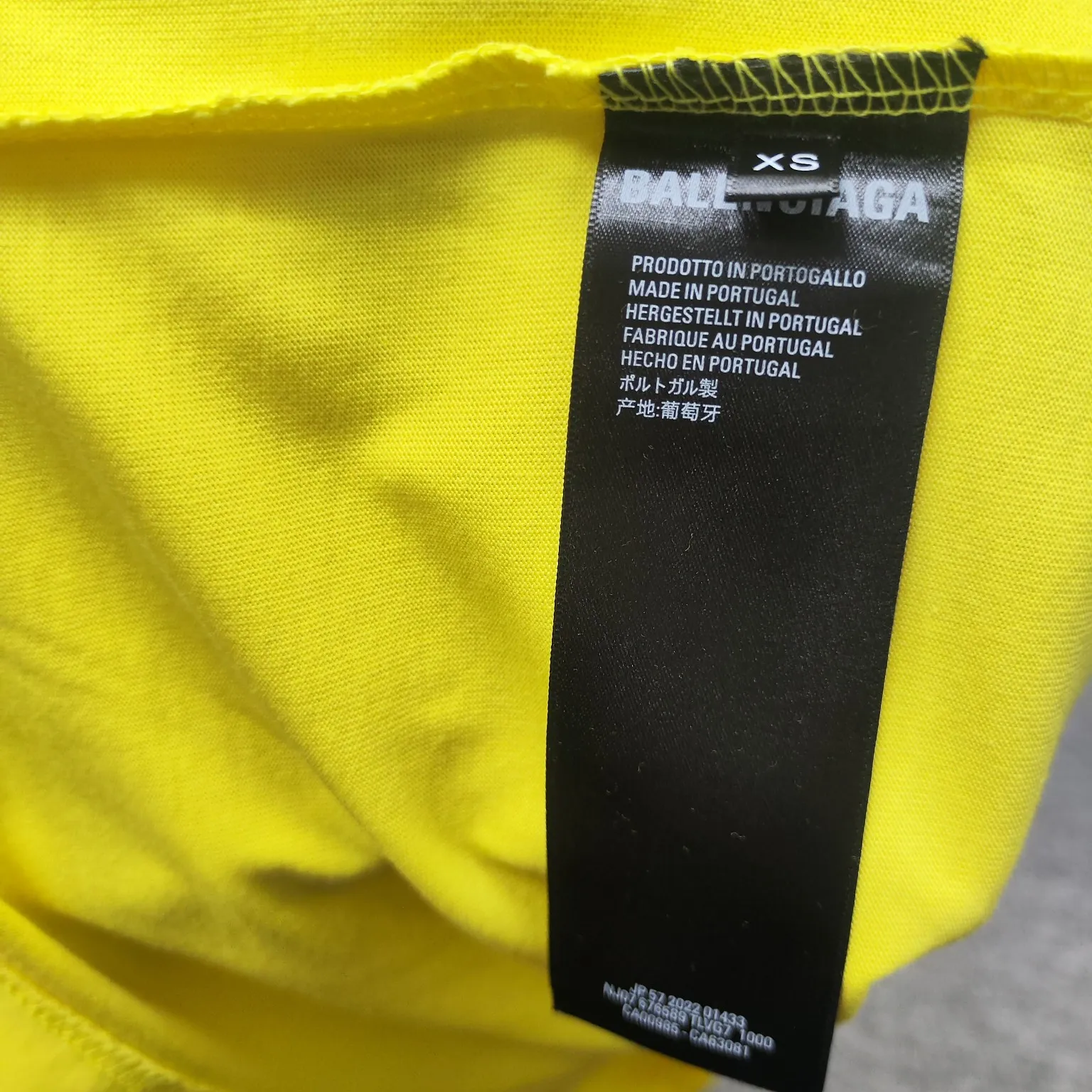 Top version BALENCIAGA/Balenciaga 2024 SS latest flame direct-injection printed washed distressed short-sleeved T-shirt ✅No.1 quality in this market Real ceiling quality✅All original development pay attention to detail pictures to avoid stolen pictures merchants mix and distribute ✅Correct 260g custom-woven and dyed double-yarn pure cotton fabric, frayed holes ZP consistent ✅Correct imported material printing Conley machine direct-injection process No touch, clear three-dimensional, firm and non-shedding✅No color difference in custom-dyed threads, no fading No deformation, overweight craftsmanship, consistent with the original version, different from the market currency. Here is an explanation of why mine is a little more expensive than others, 1. It seems to be a simple printing or embroidery, but it is not simple at all. 10000% imported machine restoration, not just lip service. You are welcome to compare with peers. 2. Each model is produced by the company, and the details of the workmanship and fabrics are consistent with the original ones. There is no color difference between the ones at the counters. Guaranteed no color difference. Re-engraving is not scary. Whoever is fake is embarrassed. It’s not shameful to make a replica, it’s shameful if you can’t buy the correct version if you make a replica. 3. Note that the threaded collars are all original collars of certain countries and regions, with high wrapping. The width of the neckline and cabinets are accurate to the millimeter. Thick necklines are not easy to deform. The collars of high-end products are all restored cabinets. They are different from the big collars in the world. Ordinary garbage short-sleeves are printed with a print. The clavicle of the upper body is exposed. Please be patient. Customers who have bought genuine products or have seen genuine products will come back to place orders again. This is quality. This is quality. 4. Different styles of washed wheat main wheat, including imported wheat, have different colors and codes. Really restore the counter. As we all know, Balenciaga has different English or different colors on the collar labels of each quarter. This distinguishes the fast food products with the same common main wheat washed wheat. 5. Pay attention to the workmanship. The stitching at the neckline has no folds, smooth and natural without overlapping lines, and truly restores this. This is something that many people cannot do. 6. The fabric is made of 260g Paris-specific double yarn. No one can make better fabrics than my family. There's really no way to compare it with the ordinary version on the market. Respect it. It's genuine and costs thousands of dollars. Don't buy street stalls. Quality 7. The workmanship is fully restored. The packaging is fully restored. The cost is huge. 8. I guarantee here that this is the highest quality you can find. Color: Yellow Blue Black Size: XS-S-M-L P:260