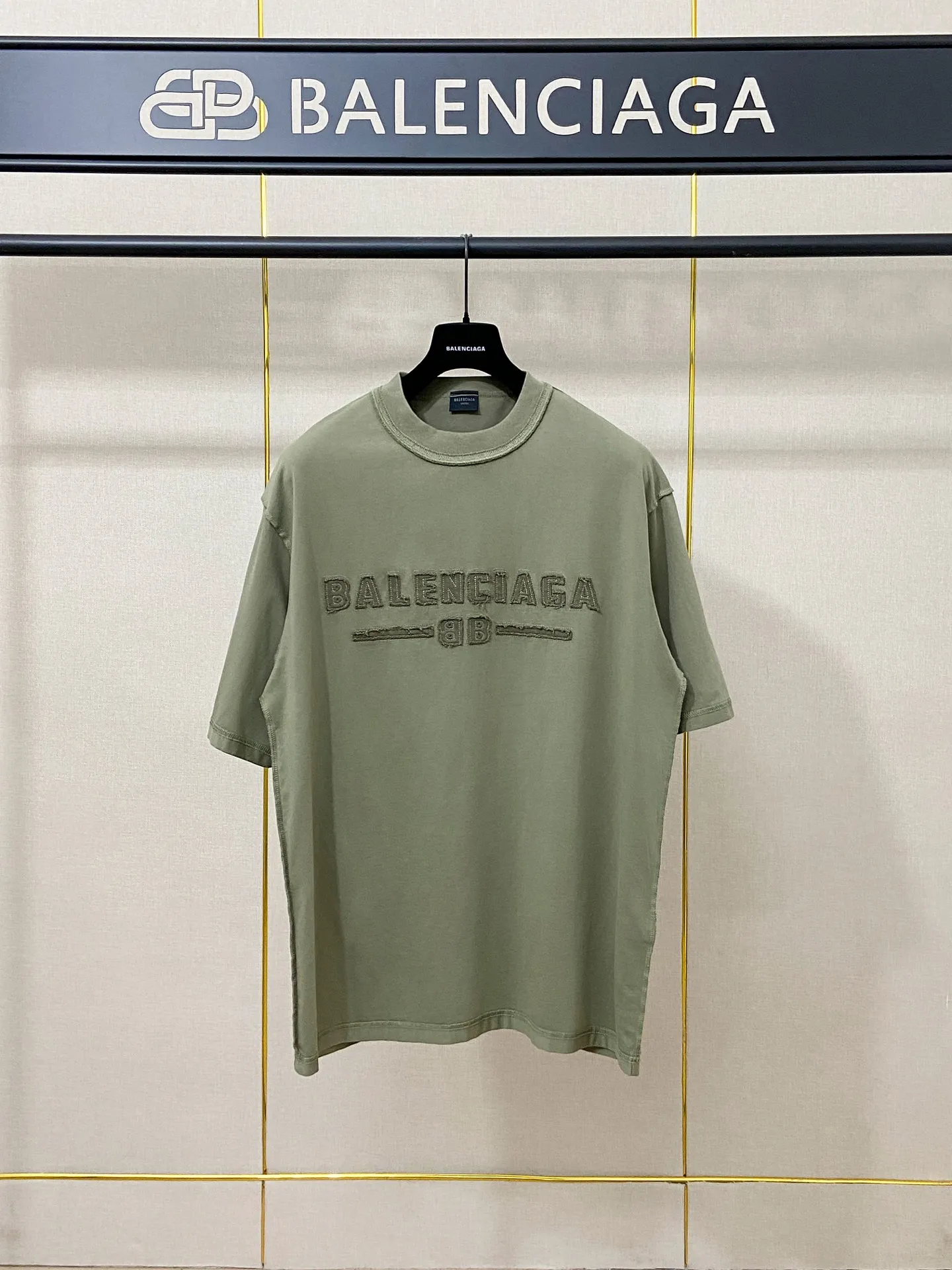 🅿️190 9181# Real shot top version [[BALENCIA*GA] official website quality Paris new letter LOGO chest patch embroidery short-sleeved T-shirt OS version loose dropped shoulders Unisex style Fabric: 260g 100% cotton double yarn Technology: front patch embroidery reverse stitching garment wash distressed shaping solid color Color: washed black, fog blue, green Size: XS S M L