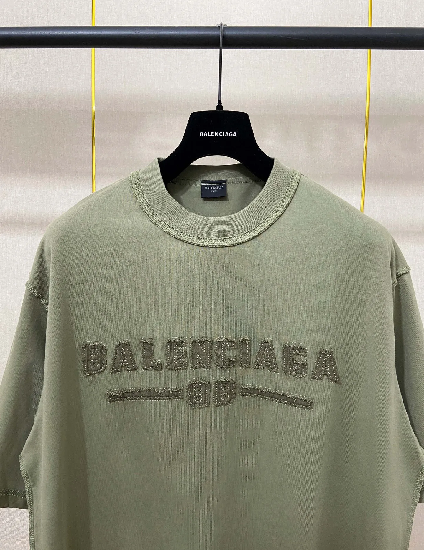🅿️190 9181# Real shot top version [[BALENCIA*GA] official website quality Paris new letter LOGO chest patch embroidery short-sleeved T-shirt OS version loose dropped shoulders Unisex style Fabric: 260g 100% cotton double yarn Technology: front patch embroidery reverse stitching garment wash distressed shaping solid color Color: washed black, fog blue, green Size: XS S M L