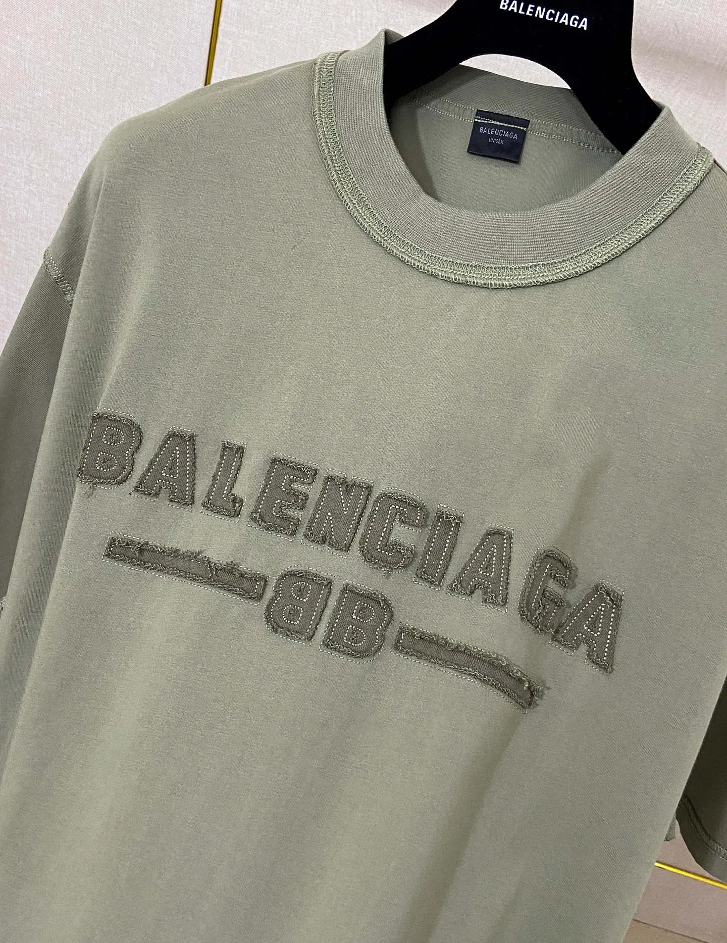 🅿️190 9181# Real shot top version [[BALENCIA*GA] official website quality Paris new letter LOGO chest patch embroidery short-sleeved T-shirt OS version loose dropped shoulders Unisex style Fabric: 260g 100% cotton double yarn Technology: front patch embroidery reverse stitching garment wash distressed shaping solid color Color: washed black, fog blue, green Size: XS S M L