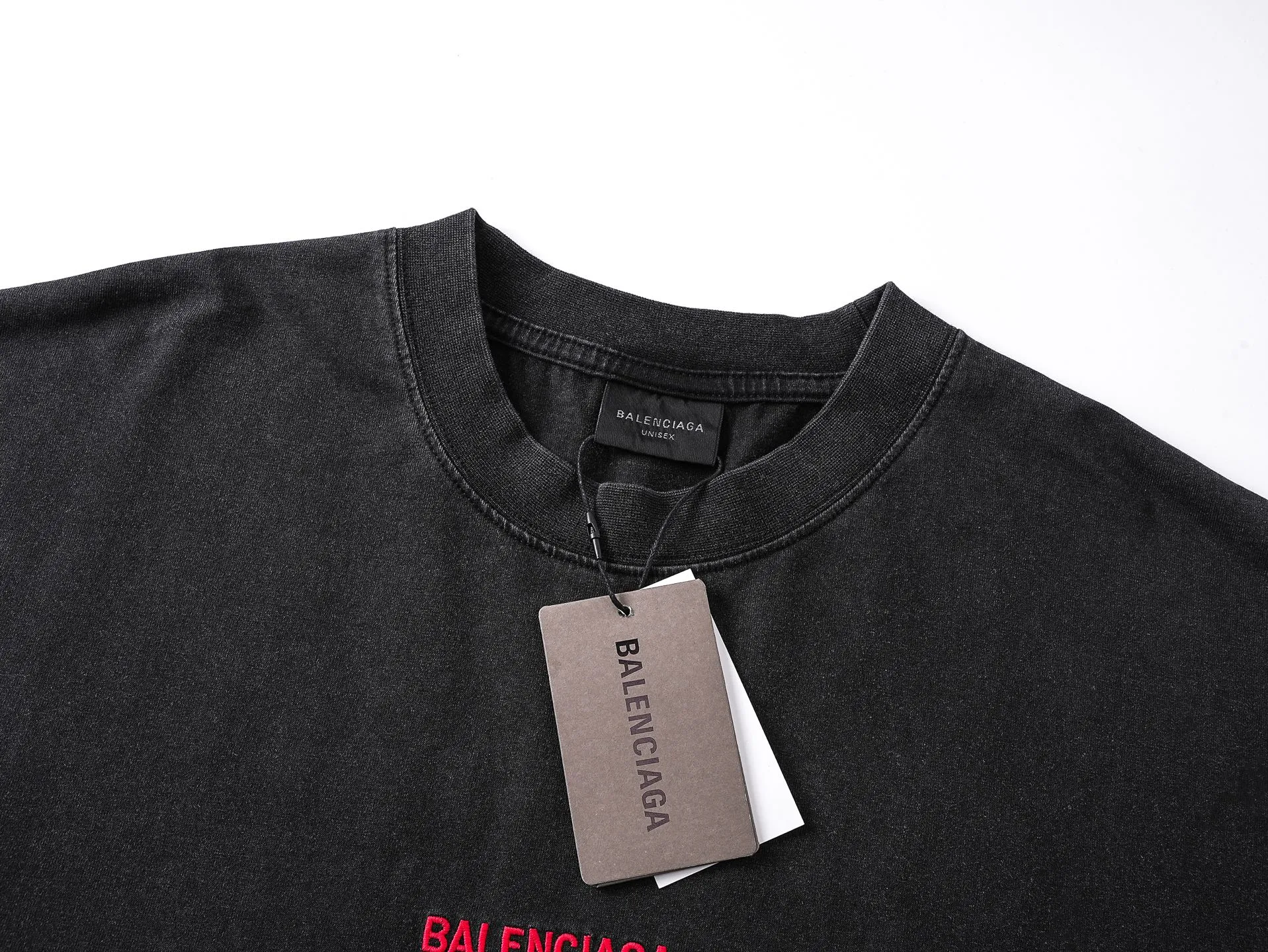🅿️180 real photos [Top version. Official website quality] BALENCI*GA/25 new model. Washed and distressed short-sleeved T-shirt with Paris LOGO embroidery on the front and back #SS25 latest style. Research and development at the first time, different market currencies. Comparisons welcome. The fabric is made of Paris ZP custom-woven and dyed cotton double yarn. Weighing 260 grams, the cloth surface is clean. The cloth pattern is clear, soft and comfortable. The threads are dyed with no color difference. The embroidery is done with embroidery machines imported from Tajima, and the garments are washed and worn to make them look old. Jubie market currency. Welcome to compare. The version adopts OS loose shoulder design. Same style for men and women. Code: BL253729 Color: washed black Size: XS S M L