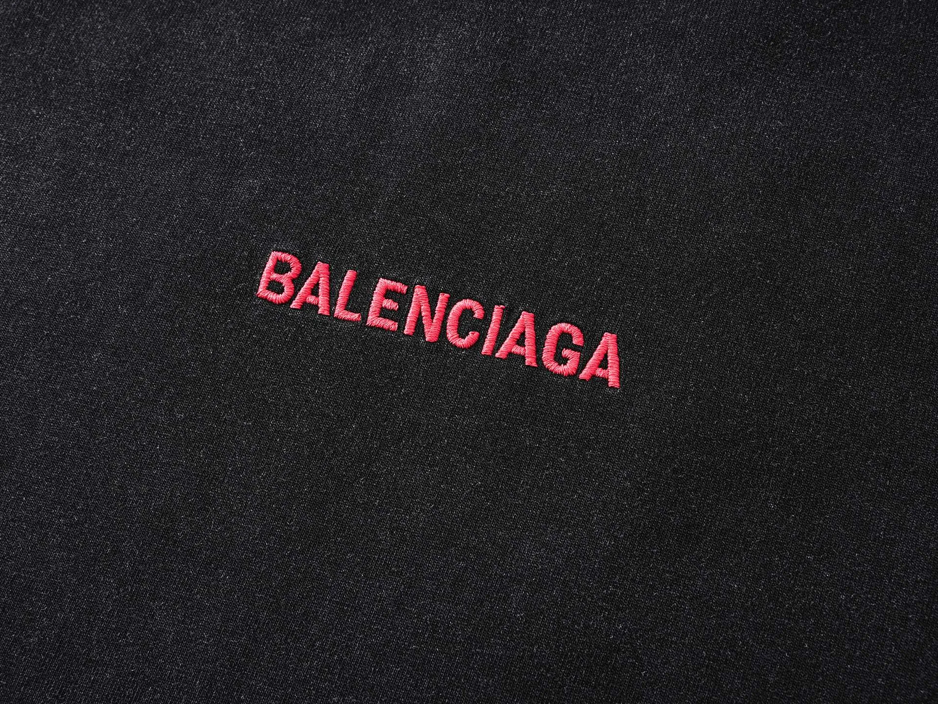 🅿️180 real photos [Top version. Official website quality] BALENCI*GA/25 new model. Washed and distressed short-sleeved T-shirt with Paris LOGO embroidery on the front and back #SS25 latest style. Research and development at the first time, different market currencies. Comparisons welcome. The fabric is made of Paris ZP custom-woven and dyed cotton double yarn. Weighing 260 grams, the cloth surface is clean. The cloth pattern is clear, soft and comfortable. The threads are dyed with no color difference. The embroidery is done with embroidery machines imported from Tajima, and the garments are washed and worn to make them look old. Jubie market currency. Welcome to compare. The version adopts OS loose shoulder design. Same style for men and women. Code: BL253729 Color: washed black Size: XS S M L