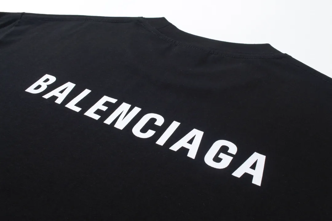 🅿️166 Detailed pictures [Top version. Official website quality] BALENCI*GA/Paris #Classic style. Classic letter printed short-sleeved T-shirt on the front and back #2023 spring and summer brick cabinet synchronization.                       The fabric is made of Paris ZP custom-woven and dyed cotton double yarn, weighing 260 grams. The cloth surface is clean. The cloth pattern is clear, soft and comfortable. The threads are dyed with no color difference. The classic letters are embroidered with an imported embroidery machine. The letters are clear and the effect is three-dimensional, restoring the brick cabinet. The version adopts the OS loose shoulder style. Same style for men and women. Coding: BL223006 Color: smoke gray, purple, light green, peacock blue, black, rice coffee, gray green Size: XS S M L