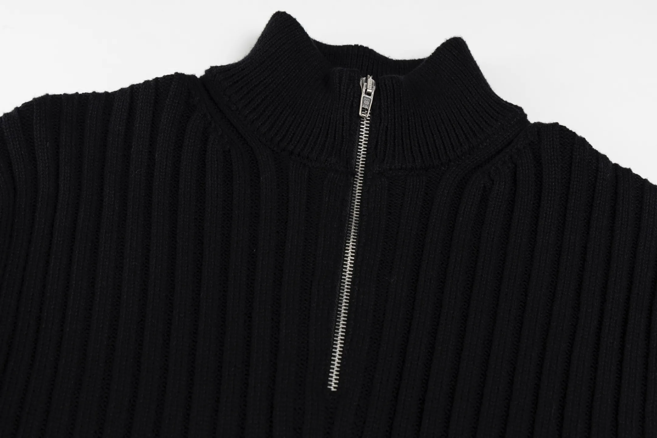 🅿️530 [Exclusive supply] BLCG 25FW high-neck half-zip sweater with armbands. The core craftsmanship of this item lies in the cross-border fusion of high-tech lamination and traditional knitting. The basis of ready-made garments is high-elastic coarse pit knitting, which achieves strong three-dimensional texture and excellent elasticity through thick gauge and special yarns. The elastic characteristics are mainly characterized by high rebound, multi-directional extension and excellent recovery. Relying on the natural structural stretch of the rough ribbed structure and combining it with high-elastic yarns, it has high stretchability in both the longitudinal and transverse directions (up to 6-10cm). It has no sense of restraint when moving, and can quickly return to its original shape, resist wrinkles, maintain shape, and avoid sagging. The iconic black polyurethane tape is precisely sewn onto the uneven knitted surface. At the same time, the elasticity of the underlying knitted structure must not be damaged, and the luster and toughness of the strip itself should be maintained, integrating the decorative strip and the functional structure into one. Size:XS/S/M/L