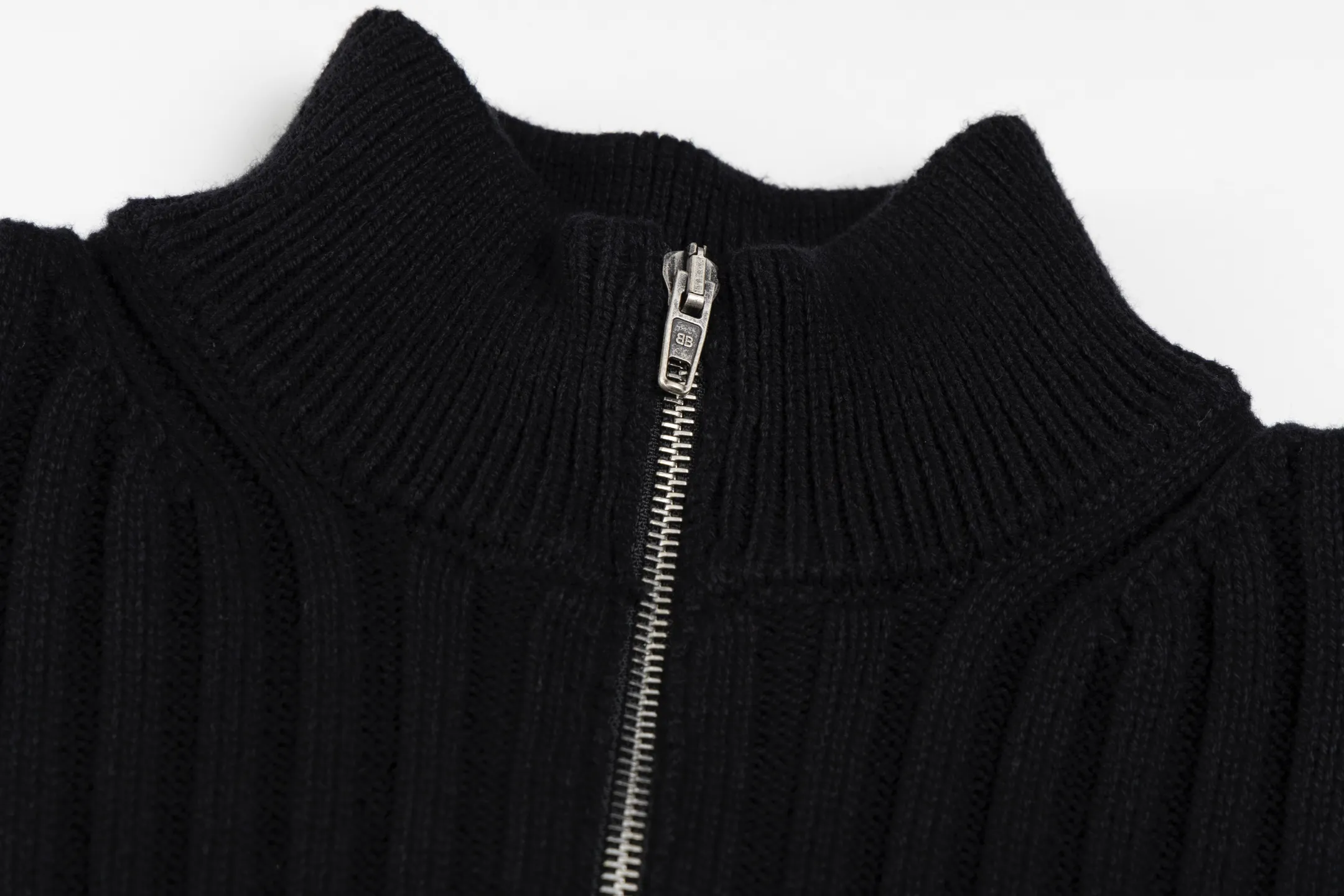 🅿️530 [Exclusive supply] BLCG 25FW high-neck half-zip sweater with armbands. The core craftsmanship of this item lies in the cross-border fusion of high-tech lamination and traditional knitting. The basis of ready-made garments is high-elastic coarse pit knitting, which achieves strong three-dimensional texture and excellent elasticity through thick gauge and special yarns. The elastic characteristics are mainly characterized by high rebound, multi-directional extension and excellent recovery. Relying on the natural structural stretch of the rough ribbed structure and combining it with high-elastic yarns, it has high stretchability in both the longitudinal and transverse directions (up to 6-10cm). It has no sense of restraint when moving, and can quickly return to its original shape, resist wrinkles, maintain shape, and avoid sagging. The iconic black polyurethane tape is precisely sewn onto the uneven knitted surface. At the same time, the elasticity of the underlying knitted structure must not be damaged, and the luster and toughness of the strip itself should be maintained, integrating the decorative strip and the functional structure into one. Size:XS/S/M/L