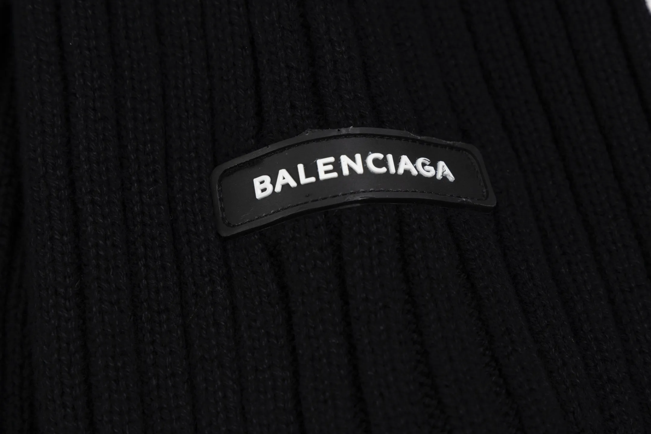 🅿️530 [Exclusive supply] BLCG 25FW high-neck half-zip sweater with armbands. The core craftsmanship of this item lies in the cross-border fusion of high-tech lamination and traditional knitting. The basis of ready-made garments is high-elastic coarse pit knitting, which achieves strong three-dimensional texture and excellent elasticity through thick gauge and special yarns. The elastic characteristics are mainly characterized by high rebound, multi-directional extension and excellent recovery. Relying on the natural structural stretch of the rough ribbed structure and combining it with high-elastic yarns, it has high stretchability in both the longitudinal and transverse directions (up to 6-10cm). It has no sense of restraint when moving, and can quickly return to its original shape, resist wrinkles, maintain shape, and avoid sagging. The iconic black polyurethane tape is precisely sewn onto the uneven knitted surface. At the same time, the elasticity of the underlying knitted structure must not be damaged, and the luster and toughness of the strip itself should be maintained, integrating the decorative strip and the functional structure into one. Size:XS/S/M/L