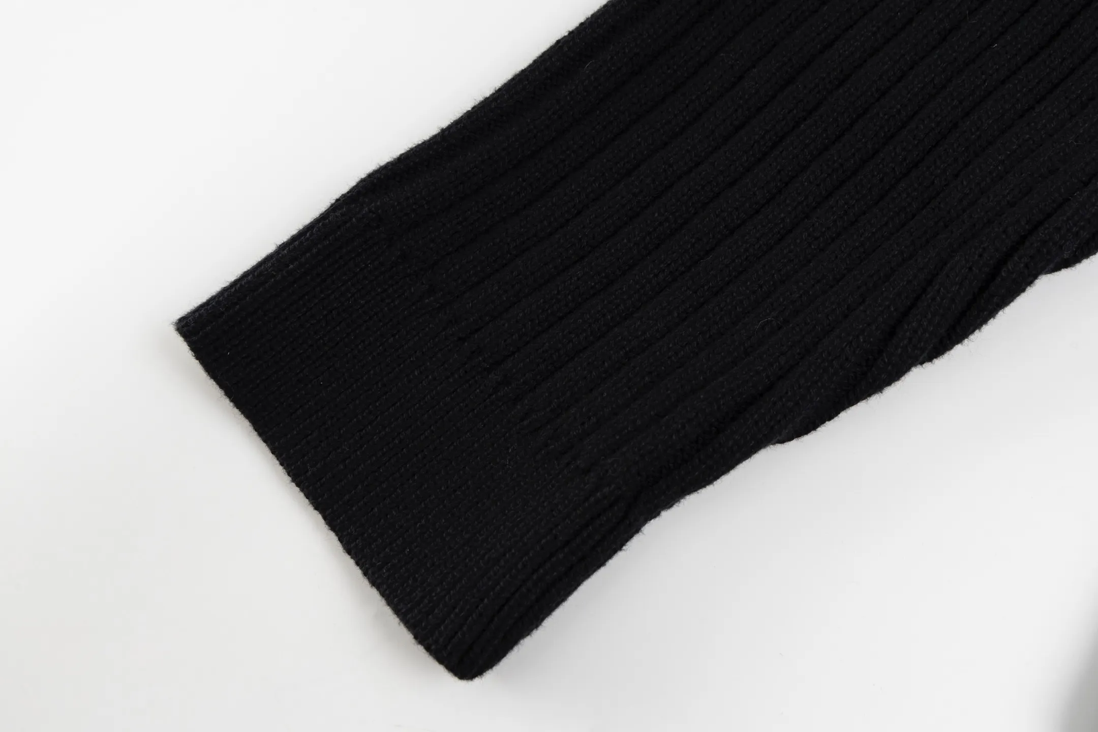 🅿️530 [Exclusive supply] BLCG 25FW high-neck half-zip sweater with armbands. The core craftsmanship of this item lies in the cross-border fusion of high-tech lamination and traditional knitting. The basis of ready-made garments is high-elastic coarse pit knitting, which achieves strong three-dimensional texture and excellent elasticity through thick gauge and special yarns. The elastic characteristics are mainly characterized by high rebound, multi-directional extension and excellent recovery. Relying on the natural structural stretch of the rough ribbed structure and combining it with high-elastic yarns, it has high stretchability in both the longitudinal and transverse directions (up to 6-10cm). It has no sense of restraint when moving, and can quickly return to its original shape, resist wrinkles, maintain shape, and avoid sagging. The iconic black polyurethane tape is precisely sewn onto the uneven knitted surface. At the same time, the elasticity of the underlying knitted structure must not be damaged, and the luster and toughness of the strip itself should be maintained, integrating the decorative strip and the functional structure into one. Size:XS/S/M/L