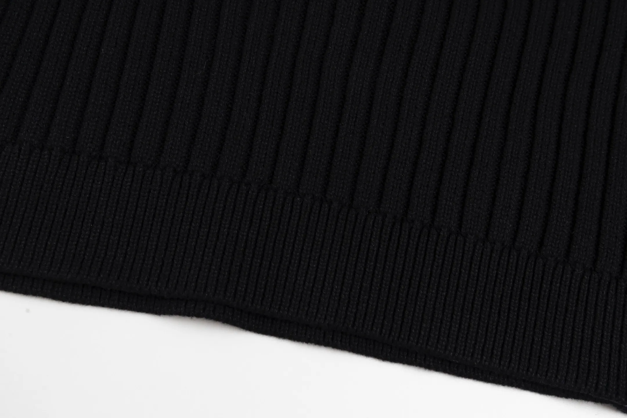 🅿️530 [Exclusive supply] BLCG 25FW high-neck half-zip sweater with armbands. The core craftsmanship of this item lies in the cross-border fusion of high-tech lamination and traditional knitting. The basis of ready-made garments is high-elastic coarse pit knitting, which achieves strong three-dimensional texture and excellent elasticity through thick gauge and special yarns. The elastic characteristics are mainly characterized by high rebound, multi-directional extension and excellent recovery. Relying on the natural structural stretch of the rough ribbed structure and combining it with high-elastic yarns, it has high stretchability in both the longitudinal and transverse directions (up to 6-10cm). It has no sense of restraint when moving, and can quickly return to its original shape, resist wrinkles, maintain shape, and avoid sagging. The iconic black polyurethane tape is precisely sewn onto the uneven knitted surface. At the same time, the elasticity of the underlying knitted structure must not be damaged, and the luster and toughness of the strip itself should be maintained, integrating the decorative strip and the functional structure into one. Size:XS/S/M/L