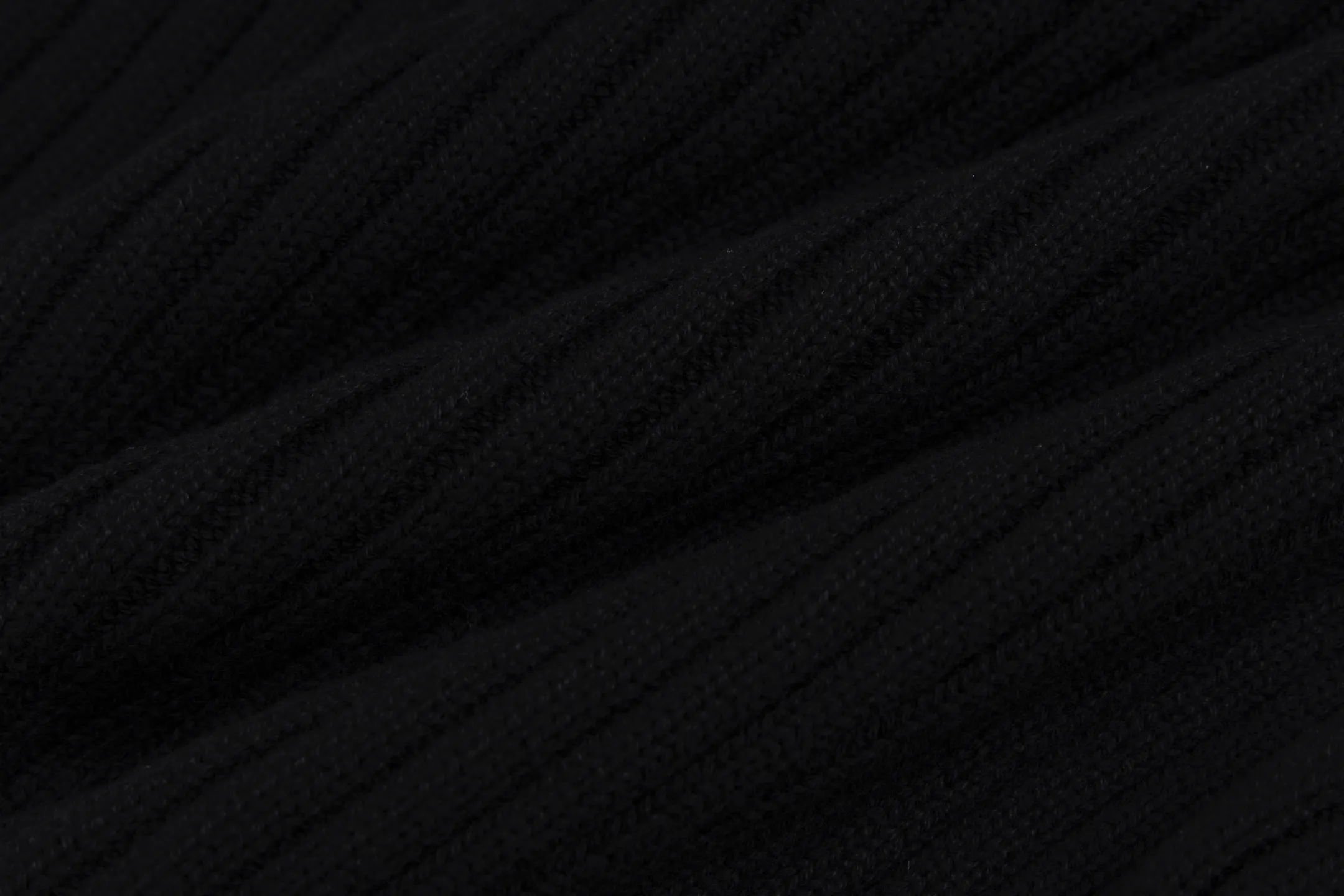 🅿️530 [Exclusive supply] BLCG 25FW high-neck half-zip sweater with armbands. The core craftsmanship of this item lies in the cross-border fusion of high-tech lamination and traditional knitting. The basis of ready-made garments is high-elastic coarse pit knitting, which achieves strong three-dimensional texture and excellent elasticity through thick gauge and special yarns. The elastic characteristics are mainly characterized by high rebound, multi-directional extension and excellent recovery. Relying on the natural structural stretch of the rough ribbed structure and combining it with high-elastic yarns, it has high stretchability in both the longitudinal and transverse directions (up to 6-10cm). It has no sense of restraint when moving, and can quickly return to its original shape, resist wrinkles, maintain shape, and avoid sagging. The iconic black polyurethane tape is precisely sewn onto the uneven knitted surface. At the same time, the elasticity of the underlying knitted structure must not be damaged, and the luster and toughness of the strip itself should be maintained, integrating the decorative strip and the functional structure into one. Size:XS/S/M/L