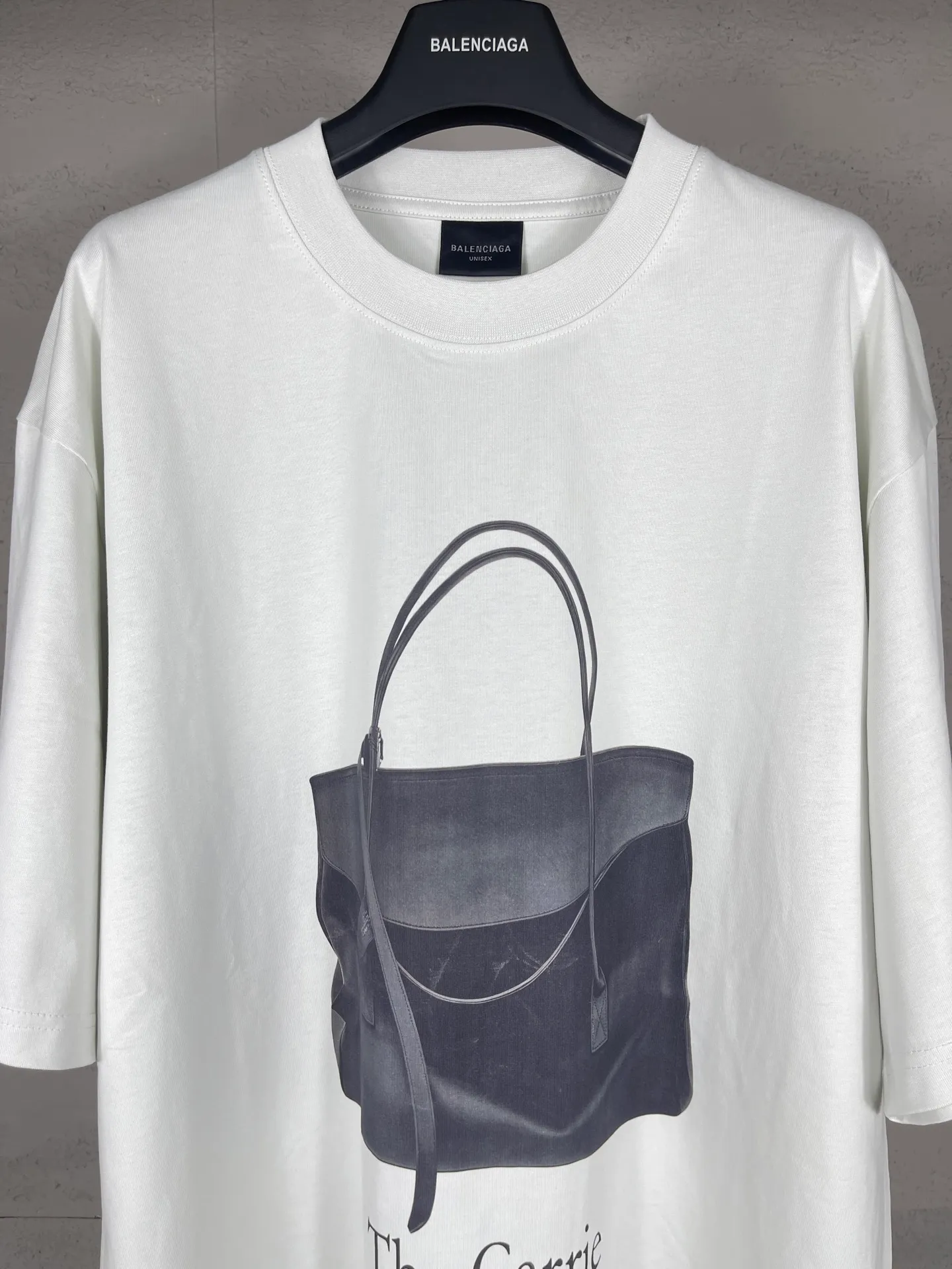 🅿️180 real photos [Top version. Official website quality] BALENCI*GA/Paris. SS25 latest model, Paris handbag front and back direct-printed short-sleeved T-shirt. Brick cabinet synchronization. Genuine product developed at the first time, welcome to compare! . The fabric is made of Paris ZP custom-woven and dyed cotton double yarn. Weighing 260 grams, the cloth surface is clean. The cloth pattern is clear, soft and comfortable. The threads are dyed with no color difference. The printing uses direct-injection environmentally friendly imported materials. The letters are clear and the effect is three-dimensional. The version adopts OS loose shoulder design. Same style for men and women. Code: BL253659 Color: gray and white Size: XS S M L