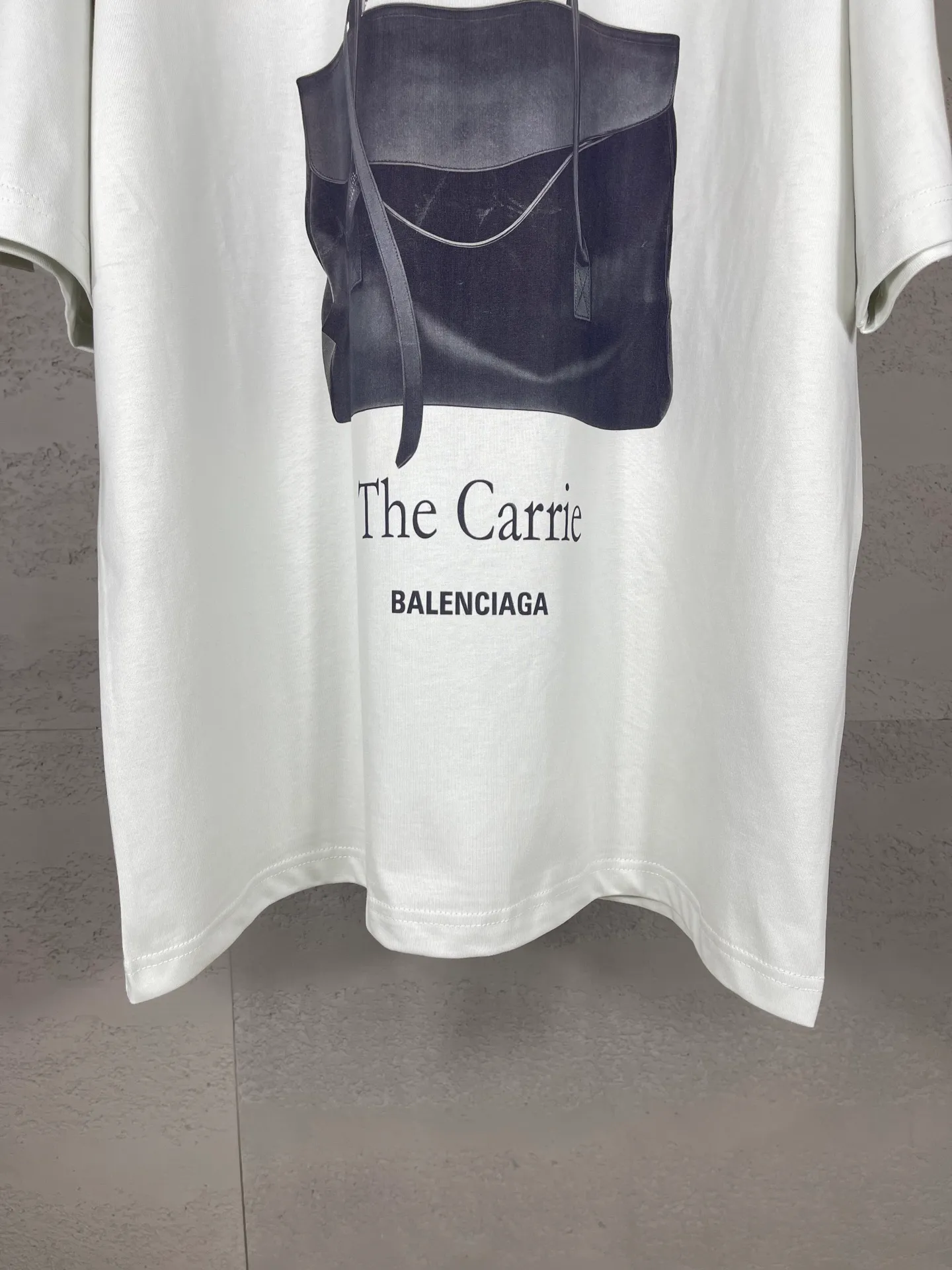 🅿️180 real photos [Top version. Official website quality] BALENCI*GA/Paris. SS25 latest model, Paris handbag front and back direct-printed short-sleeved T-shirt. Brick cabinet synchronization. Genuine product developed at the first time, welcome to compare! . The fabric is made of Paris ZP custom-woven and dyed cotton double yarn. Weighing 260 grams, the cloth surface is clean. The cloth pattern is clear, soft and comfortable. The threads are dyed with no color difference. The printing uses direct-injection environmentally friendly imported materials. The letters are clear and the effect is three-dimensional. The version adopts OS loose shoulder design. Same style for men and women. Code: BL253659 Color: gray and white Size: XS S M L