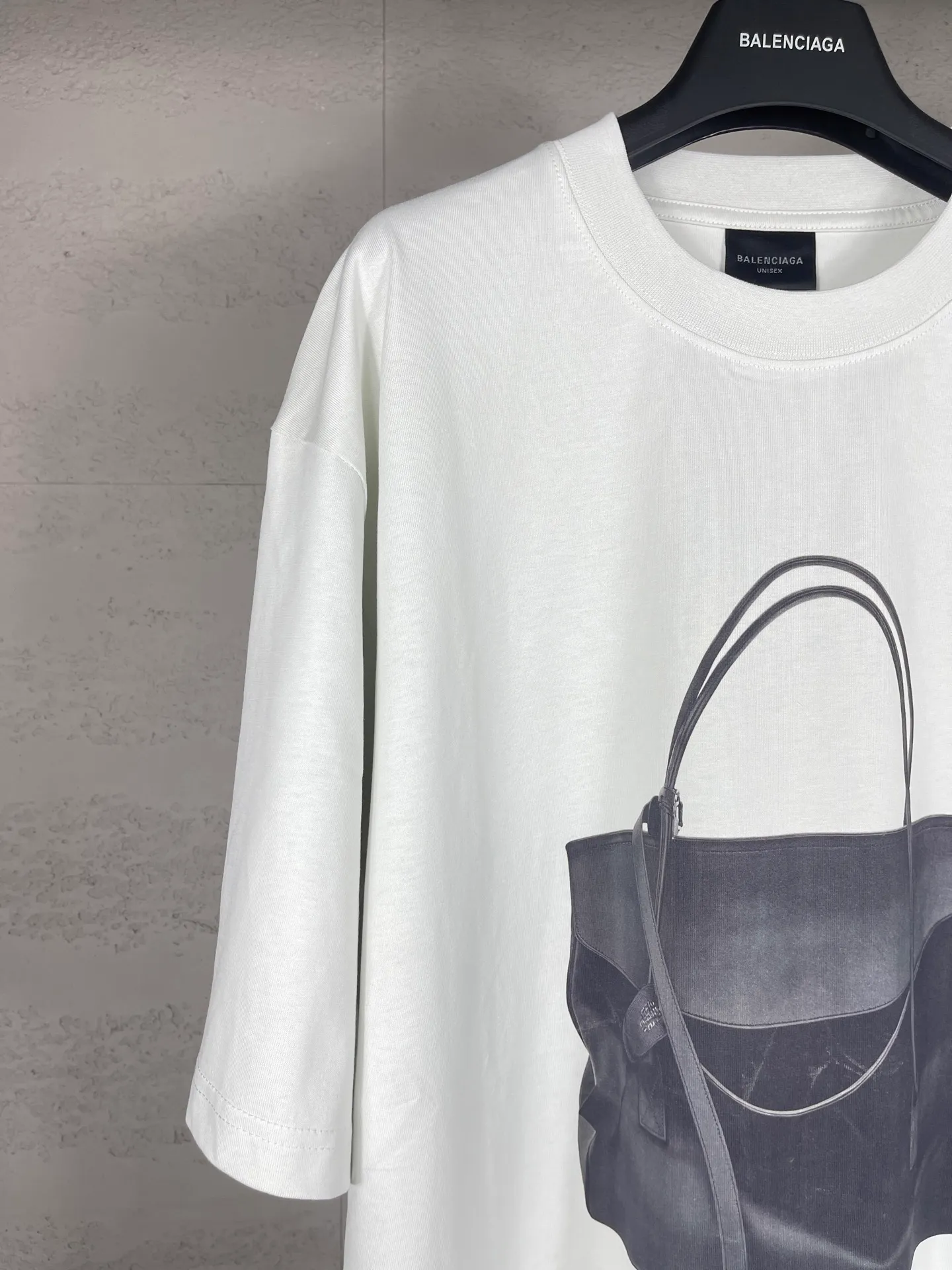 🅿️180 real photos [Top version. Official website quality] BALENCI*GA/Paris. SS25 latest model, Paris handbag front and back direct-printed short-sleeved T-shirt. Brick cabinet synchronization. Genuine product developed at the first time, welcome to compare! . The fabric is made of Paris ZP custom-woven and dyed cotton double yarn. Weighing 260 grams, the cloth surface is clean. The cloth pattern is clear, soft and comfortable. The threads are dyed with no color difference. The printing uses direct-injection environmentally friendly imported materials. The letters are clear and the effect is three-dimensional. The version adopts OS loose shoulder design. Same style for men and women. Code: BL253659 Color: gray and white Size: XS S M L