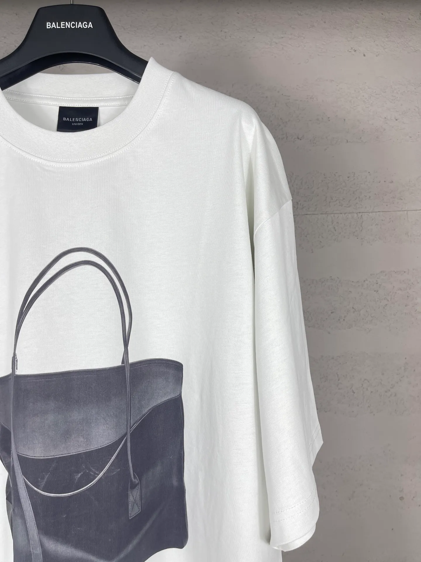 🅿️180 real photos [Top version. Official website quality] BALENCI*GA/Paris. SS25 latest model, Paris handbag front and back direct-printed short-sleeved T-shirt. Brick cabinet synchronization. Genuine product developed at the first time, welcome to compare! . The fabric is made of Paris ZP custom-woven and dyed cotton double yarn. Weighing 260 grams, the cloth surface is clean. The cloth pattern is clear, soft and comfortable. The threads are dyed with no color difference. The printing uses direct-injection environmentally friendly imported materials. The letters are clear and the effect is three-dimensional. The version adopts OS loose shoulder design. Same style for men and women. Code: BL253659 Color: gray and white Size: XS S M L