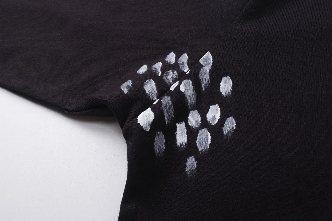 🅿️200 real photos [Top version. Official website quality] BALENCI*GA/Paris. 24SS latest rock double B direct spray. Hand-painted graffiti frayed distressed short-sleeved T-shirt, all pattern details and color Y-board customization, hand-painted graffiti frayed overweight craftsmanship. Brick cabinets are synchronized. Genuine products are developed at the first time, and you can print and compare! The fabric is made of Paris ZP custom-woven and dyed cotton double yarn. Weighing 260 grams, the cloth surface is clean. The cloth pattern is clear, soft and comfortable. The threads are dyed with no color difference. The printing uses environmentally friendly imported materials and self-inking direct injection, with clear letters and three-dimensional effect. The entire garment is washed and distressed. The version adopts OS loose shoulder design. Same style for men and women. Code: BL223387 Color: dark purple, off-white Size: XS S M L
