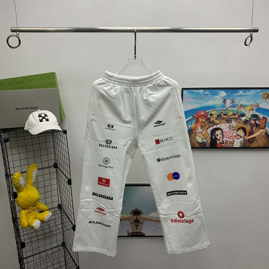 The top tested version [BALENCIAGA] Balenciaga 24FW new multi-logo printed ripped sweatpants - the fabric is made of Paris ZP custom-woven and dyed cotton terry fabric, weight 400 grams, clean cloth surface, clear cloth pattern, soft and comfortable, good color fastness, not easy to change color -It adopts custom weaving and dyeing without color difference, and the printing adopts digital direct printing and Kangli printing. The garment is old and worn, with ultra-high craftsmanship. The version adopts loose OS silhouette design. COLOR: black, off-white, SIZE: S M L P: 396