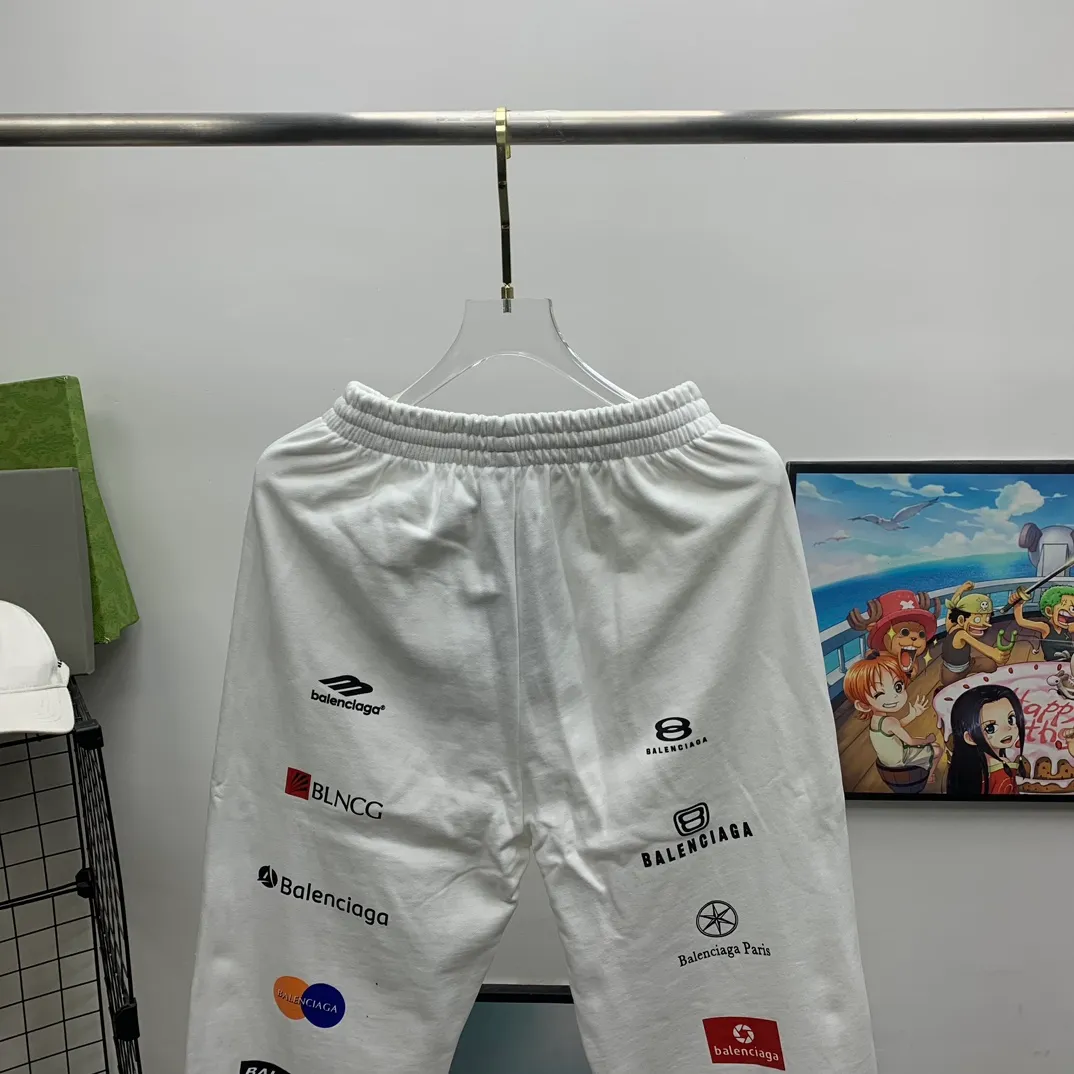 The top tested version [BALENCIAGA] Balenciaga 24FW new multi-logo printed ripped sweatpants - the fabric is made of Paris ZP custom-woven and dyed cotton terry fabric, weight 400 grams, clean cloth surface, clear cloth pattern, soft and comfortable, good color fastness, not easy to change color -It adopts custom weaving and dyeing without color difference, and the printing adopts digital direct printing and Kangli printing. The garment is old and worn, with ultra-high craftsmanship. The version adopts loose OS silhouette design. COLOR: black, off-white, SIZE: S M L P: 396