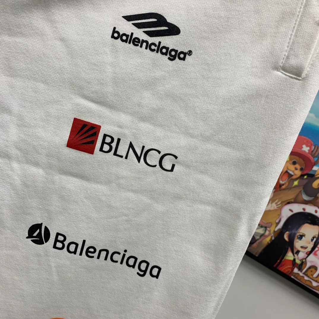 The top tested version [BALENCIAGA] Balenciaga 24FW new multi-logo printed ripped sweatpants - the fabric is made of Paris ZP custom-woven and dyed cotton terry fabric, weight 400 grams, clean cloth surface, clear cloth pattern, soft and comfortable, good color fastness, not easy to change color -It adopts custom weaving and dyeing without color difference, and the printing adopts digital direct printing and Kangli printing. The garment is old and worn, with ultra-high craftsmanship. The version adopts loose OS silhouette design. COLOR: black, off-white, SIZE: S M L P: 396