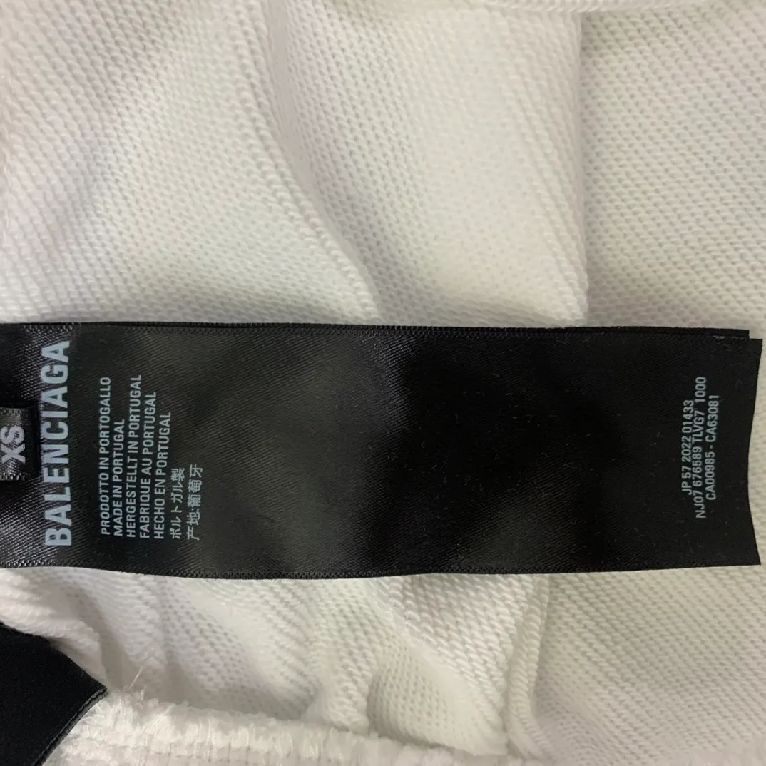 The top tested version [BALENCIAGA] Balenciaga 24FW new multi-logo printed ripped sweatpants - the fabric is made of Paris ZP custom-woven and dyed cotton terry fabric, weight 400 grams, clean cloth surface, clear cloth pattern, soft and comfortable, good color fastness, not easy to change color -It adopts custom weaving and dyeing without color difference, and the printing adopts digital direct printing and Kangli printing. The garment is old and worn, with ultra-high craftsmanship. The version adopts loose OS silhouette design. COLOR: black, off-white, SIZE: S M L P: 396