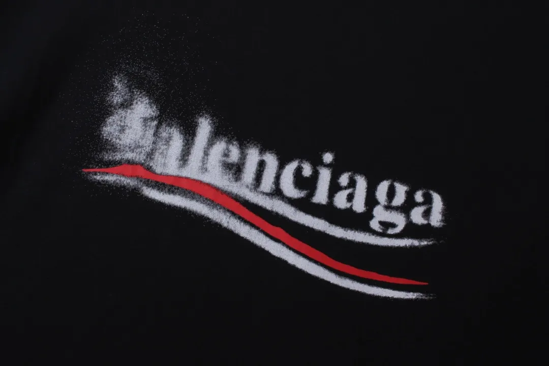 🅿️206 Real photos [Top version. Official website quality] BALENCI*GA/Paris. 2024 new classic letter LOGO printed graffiti long-sleeved T-shirt. Brick cabinets are synchronized. Genuine products are developed at the first time. All fabric colors are available. Printed Y boards are customized. Enjoy printing and comparison! The fabric is made of Paris ZP custom-woven and dyed cotton double yarn. Weighing 260 grams, the cloth surface is clean. The cloth pattern is clear, soft and comfortable. The threads are dyed with no color difference. The classic LOGO uses environmentally friendly imported materials to print graffiti, and the dot direct spray process creates a three-dimensional effect. Restore the brick cabinet, adopt the OS loose shoulder style. Same style for men and women Coding: BL225056 Color: black blue, off-white Size: XS S M L
