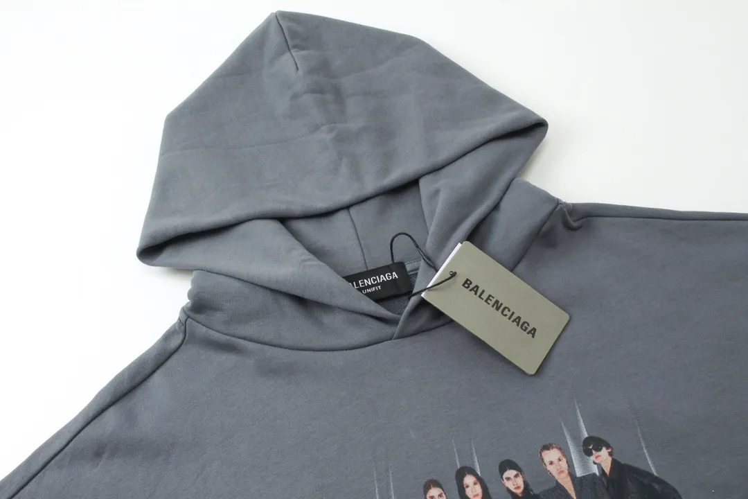 🅿️310 Detailed picture [Top version. Official website quality] BALENCI*GA/Paris. Classic model. 22SS#BALENCI*GA# Portrait band direct-printed hooded sweatshirt. Brick cabinet synchronization. The fabric is made of Paris ZP custom-woven and dyed cotton sweatshirt. The weight is 450 grams, the cloth surface is clean. The cloth pattern is clear, soft and comfortable. The threads are woven and dyed with no color difference. The classic pattern is printed with Kornit direct-injection printing, which has no hand feel and a three-dimensional effect, restoring the brick cabinet. The version adopts the OS loose shoulder version. Same style for men and women. Code: BL238055 Color: Black. White. Medium gray Size: XS S M L