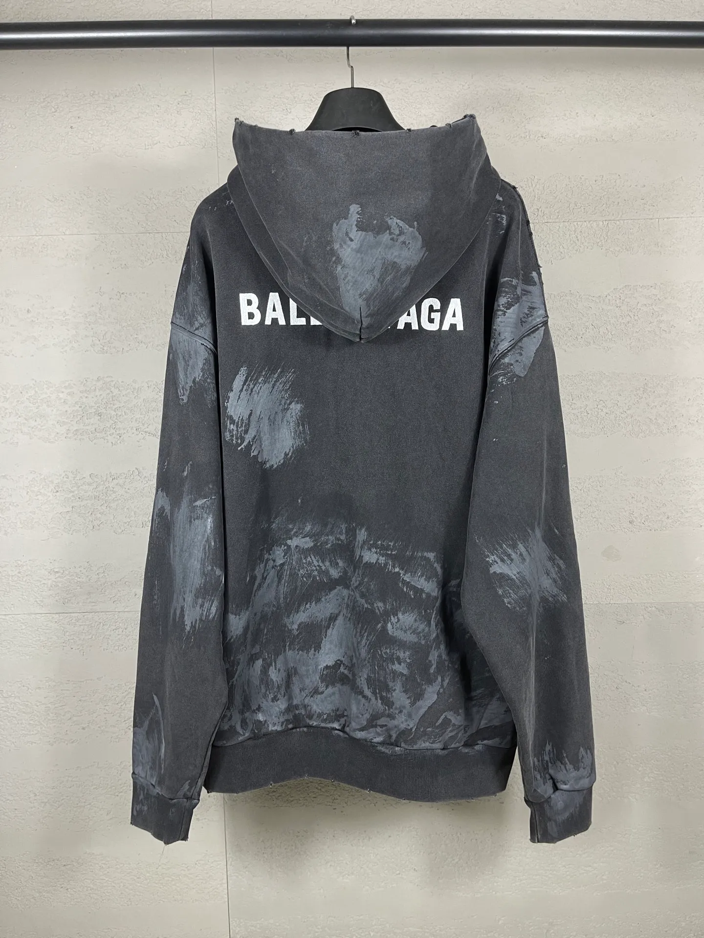 🅿️390 real photos [Top version. Official website quality] BALENCI*GA/Paris #2025 new style. Front and back letter LOGO embroidery, hand-painted graffiti, washed and worn hooded sweatshirt, full of design. Welcome to compare. Notice! ️The fabric is made of authentic environmentally friendly dyes, custom-woven and dyed cotton sweatshirt. Weighing 460 grams, the cloth surface is clean. The cloth pattern is clear, soft and comfortable. The threads are dyed with no color difference. The classic letter LOGO is embroidered using imported Tajima embroidery machine. The garments are washed, distressed and hand-painted with graffiti. Extra heavy craftsmanship. . Restore the brick cabinet, adopt OS loose shoulder style. Same style for men and women. Code: BL259908 Color: black and gray Size: XS S M L