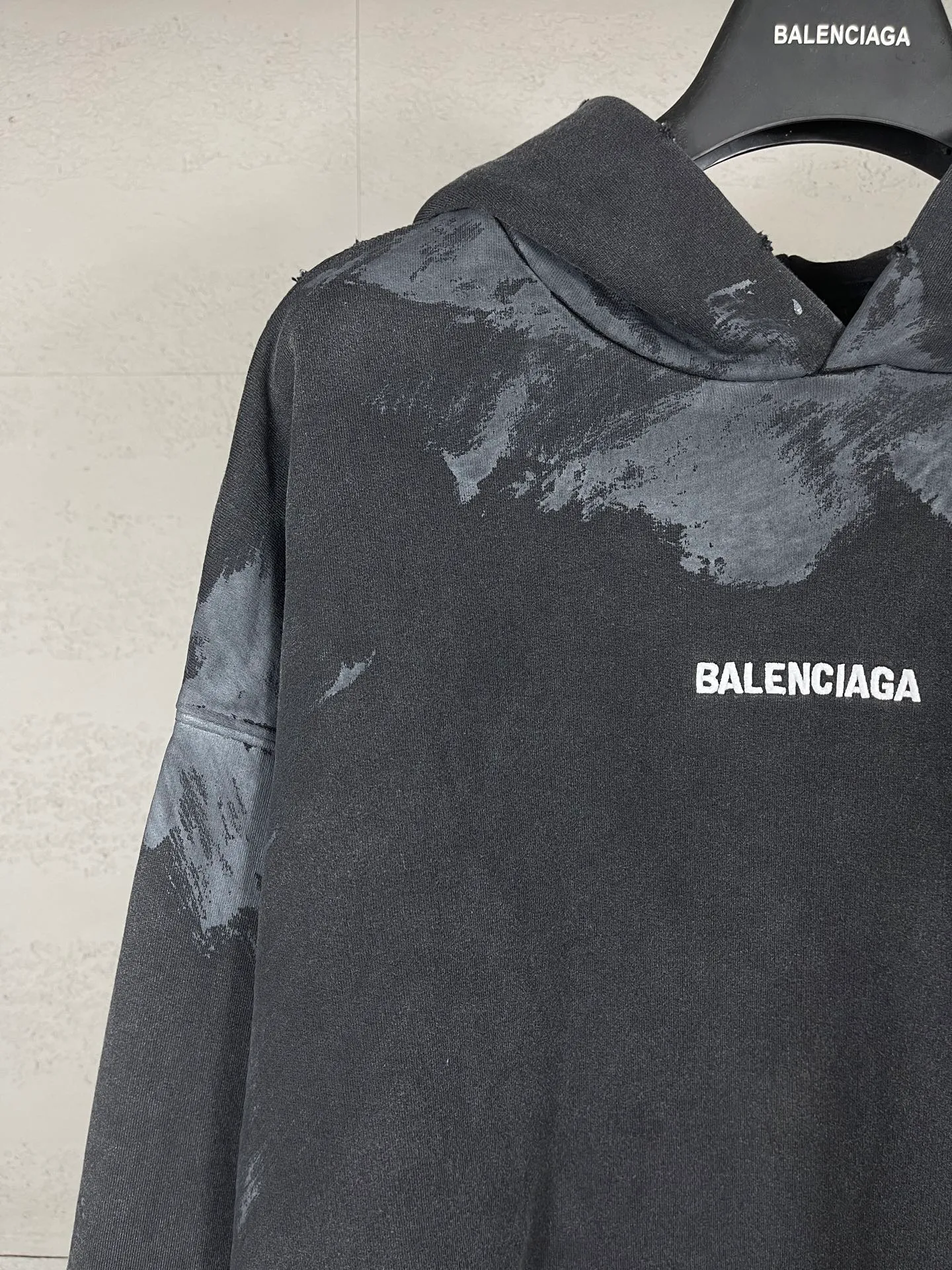 🅿️390 real photos [Top version. Official website quality] BALENCI*GA/Paris #2025 new style. Front and back letter LOGO embroidery, hand-painted graffiti, washed and worn hooded sweatshirt, full of design. Welcome to compare. Notice! ️The fabric is made of authentic environmentally friendly dyes, custom-woven and dyed cotton sweatshirt. Weighing 460 grams, the cloth surface is clean. The cloth pattern is clear, soft and comfortable. The threads are dyed with no color difference. The classic letter LOGO is embroidered using imported Tajima embroidery machine. The garments are washed, distressed and hand-painted with graffiti. Extra heavy craftsmanship. . Restore the brick cabinet, adopt OS loose shoulder style. Same style for men and women. Code: BL259908 Color: black and gray Size: XS S M L