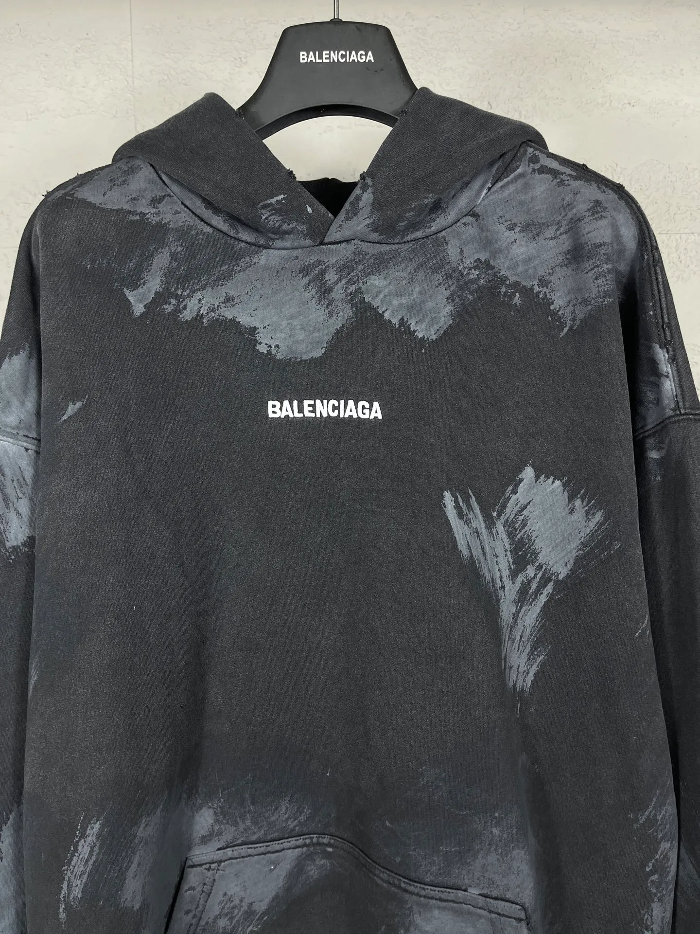 🅿️390 real photos [Top version. Official website quality] BALENCI*GA/Paris #2025 new style. Front and back letter LOGO embroidery, hand-painted graffiti, washed and worn hooded sweatshirt, full of design. Welcome to compare. Notice! ️The fabric is made of authentic environmentally friendly dyes, custom-woven and dyed cotton sweatshirt. Weighing 460 grams, the cloth surface is clean. The cloth pattern is clear, soft and comfortable. The threads are dyed with no color difference. The classic letter LOGO is embroidered using imported Tajima embroidery machine. The garments are washed, distressed and hand-painted with graffiti. Extra heavy craftsmanship. . Restore the brick cabinet, adopt OS loose shoulder style. Same style for men and women. Code: BL259908 Color: black and gray Size: XS S M L