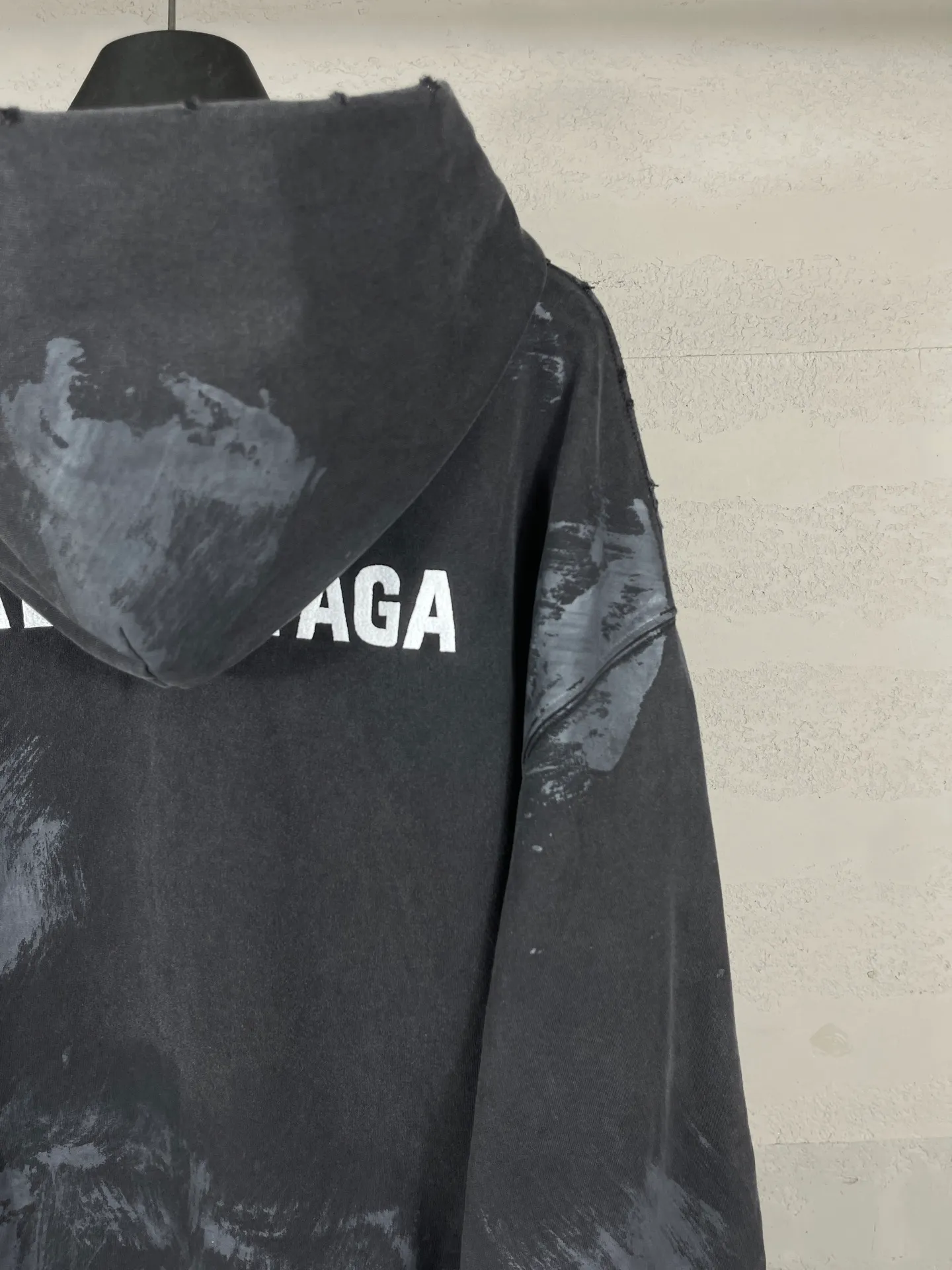 🅿️390 real photos [Top version. Official website quality] BALENCI*GA/Paris #2025 new style. Front and back letter LOGO embroidery, hand-painted graffiti, washed and worn hooded sweatshirt, full of design. Welcome to compare. Notice! ️The fabric is made of authentic environmentally friendly dyes, custom-woven and dyed cotton sweatshirt. Weighing 460 grams, the cloth surface is clean. The cloth pattern is clear, soft and comfortable. The threads are dyed with no color difference. The classic letter LOGO is embroidered using imported Tajima embroidery machine. The garments are washed, distressed and hand-painted with graffiti. Extra heavy craftsmanship. . Restore the brick cabinet, adopt OS loose shoulder style. Same style for men and women. Code: BL259908 Color: black and gray Size: XS S M L