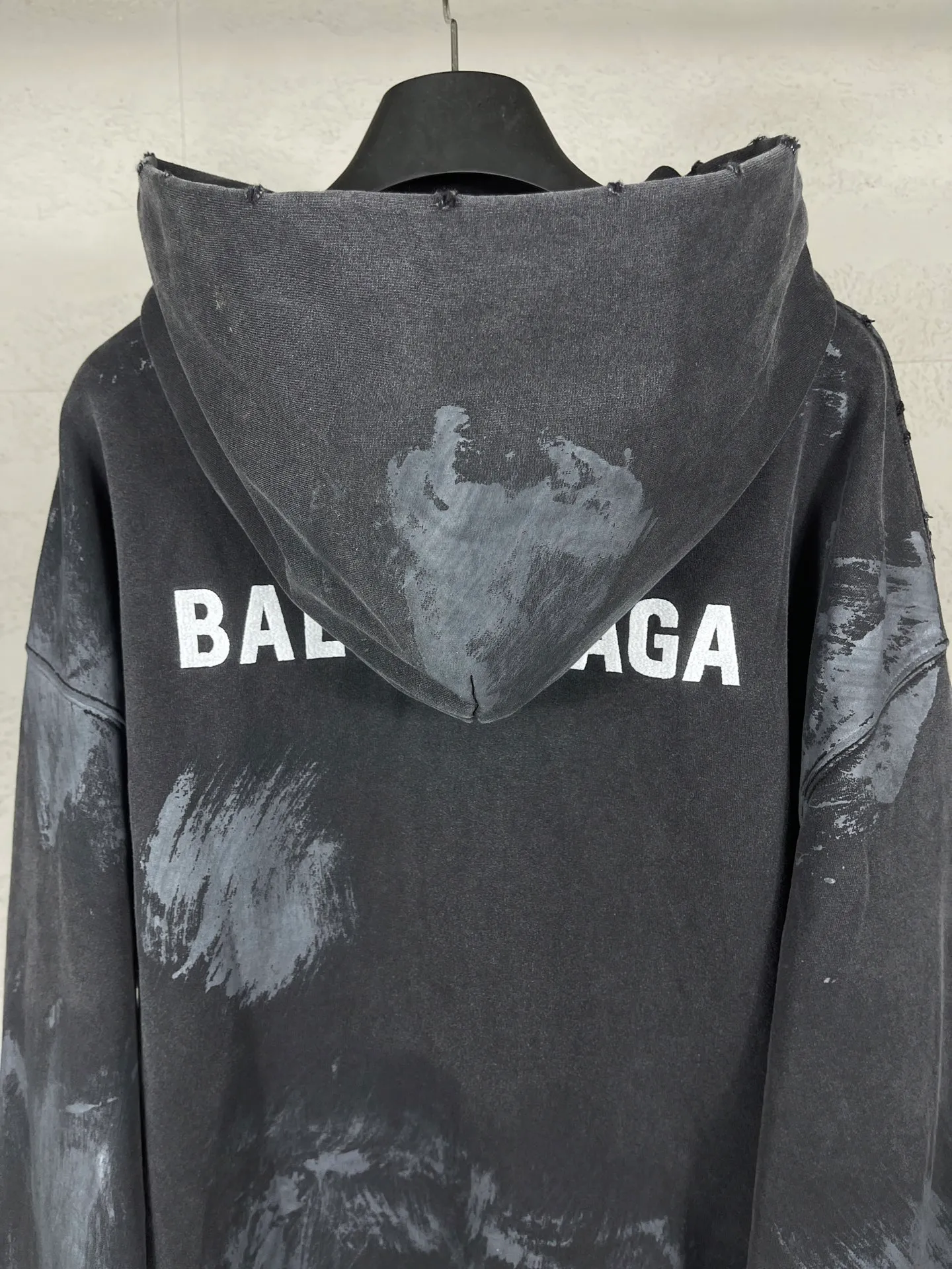 🅿️390 real photos [Top version. Official website quality] BALENCI*GA/Paris #2025 new style. Front and back letter LOGO embroidery, hand-painted graffiti, washed and worn hooded sweatshirt, full of design. Welcome to compare. Notice! ️The fabric is made of authentic environmentally friendly dyes, custom-woven and dyed cotton sweatshirt. Weighing 460 grams, the cloth surface is clean. The cloth pattern is clear, soft and comfortable. The threads are dyed with no color difference. The classic letter LOGO is embroidered using imported Tajima embroidery machine. The garments are washed, distressed and hand-painted with graffiti. Extra heavy craftsmanship. . Restore the brick cabinet, adopt OS loose shoulder style. Same style for men and women. Code: BL259908 Color: black and gray Size: XS S M L