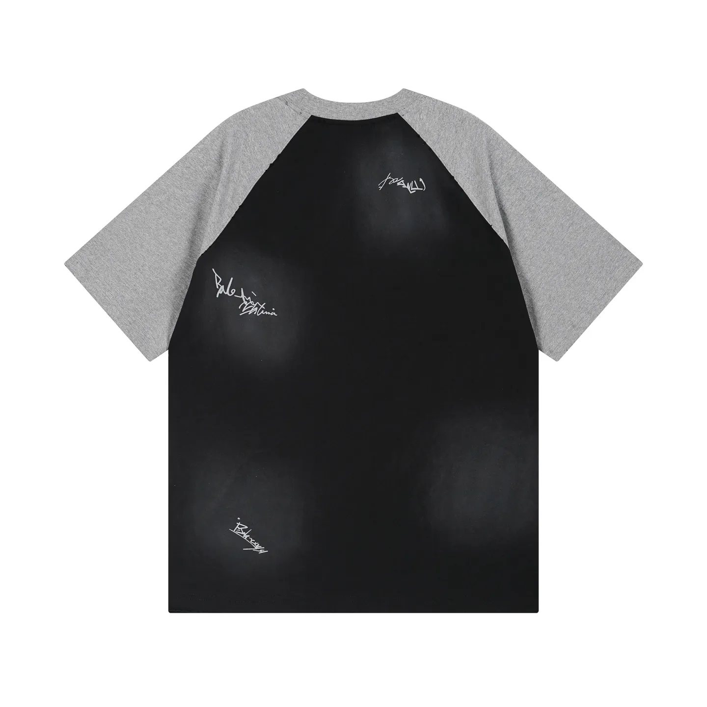 🅿️230 real photos [Top version. Official website quality] BALENCI*GA/Paris #2025 new style raglan sleeves, color matching, signature printing, embroidery LOGO, washed, distressed, hand-painted graffiti, new short-sleeved T-shirt. #2025 Brick Cabinet Synchronization Extra heavy craftsmanship. Welcome to compare. The fabric is made of Paris ZP custom-woven and dyed cotton double yarn, with a weight of 260 grams. The cloth surface is clean. The cloth pattern is clear, soft and comfortable. The threads are dyed with no color difference. The signature is printed with environmentally friendly glue, and the classic letter LOGO is embroidered with an imported Tajima embroidery machine. The letters are clear and the effect is three-dimensional. Restore the brick cabinet, adopt OS loose shoulder style. Same style for men and women. Coding: BL253728 Color: black, white Size: XS S M L