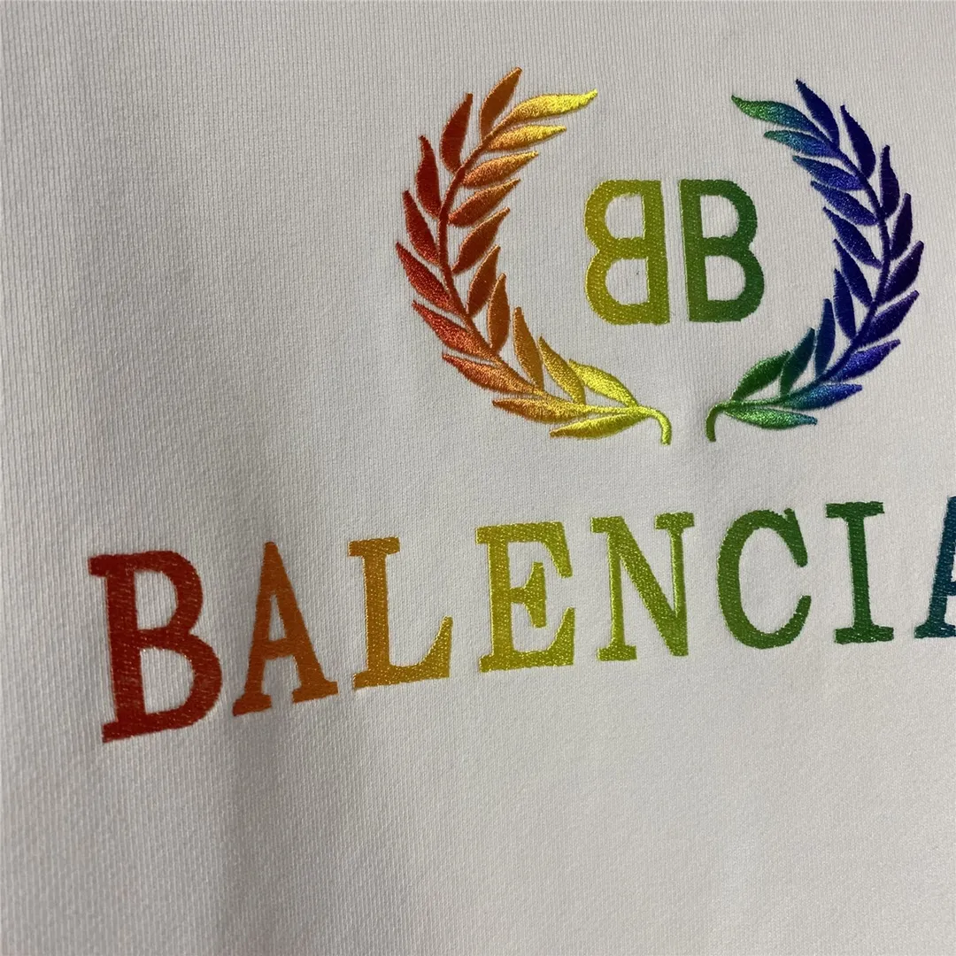 The certified Balenciag rainbow 🌈 embroidered gradient wheat sweatshirt. The surface is first covered with water-soluble fabric. White cotton yarn is used as the embroidery base, and then digitally printed on the embroidery. The high-density 10,000-needle embroidery is blended with the brightness and saturation of the color of the letters. After the washing process, the water-soluble fabric is washed and the rainbow effect is finally presented. The process is very complicated and the scrap rate is as high as 30%. Thread fabric comes out of the same vat. 0 color difference. Made of 420g clean cloth, the wet weight can reach 480 and is full of thickness. Accessories: butter paper with logo, main wheat, washing water, tag. Size: XS-L. Color: black. P:430.