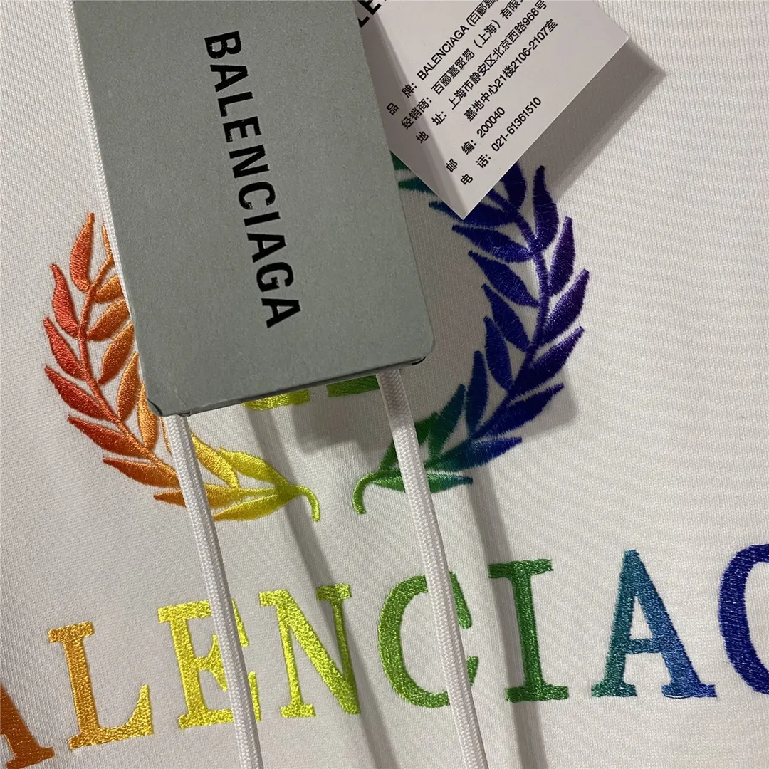 The certified Balenciag rainbow 🌈 embroidered gradient wheat sweatshirt. The surface is first covered with water-soluble fabric. White cotton yarn is used as the embroidery base, and then digitally printed on the embroidery. The high-density 10,000-needle embroidery is blended with the brightness and saturation of the color of the letters. After the washing process, the water-soluble fabric is washed and the rainbow effect is finally presented. The process is very complicated and the scrap rate is as high as 30%. Thread fabric comes out of the same vat. 0 color difference. Made of 420g clean cloth, the wet weight can reach 480 and is full of thickness. Accessories: butter paper with logo, main wheat, washing water, tag. Size: XS-L. Color: black. P:430.