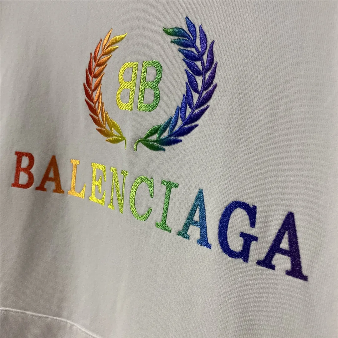 The certified Balenciag rainbow 🌈 embroidered gradient wheat sweatshirt. The surface is first covered with water-soluble fabric. White cotton yarn is used as the embroidery base, and then digitally printed on the embroidery. The high-density 10,000-needle embroidery is blended with the brightness and saturation of the color of the letters. After the washing process, the water-soluble fabric is washed and the rainbow effect is finally presented. The process is very complicated and the scrap rate is as high as 30%. Thread fabric comes out of the same vat. 0 color difference. Made of 420g clean cloth, the wet weight can reach 480 and is full of thickness. Accessories: butter paper with logo, main wheat, washing water, tag. Size: XS-L. Color: black. P:430.