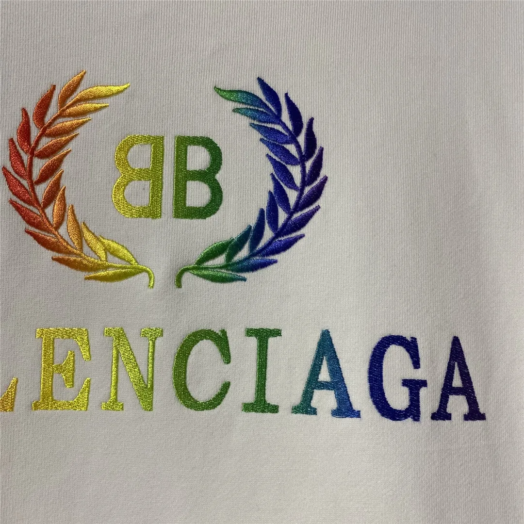 The certified Balenciag rainbow 🌈 embroidered gradient wheat sweatshirt. The surface is first covered with water-soluble fabric. White cotton yarn is used as the embroidery base, and then digitally printed on the embroidery. The high-density 10,000-needle embroidery is blended with the brightness and saturation of the color of the letters. After the washing process, the water-soluble fabric is washed and the rainbow effect is finally presented. The process is very complicated and the scrap rate is as high as 30%. Thread fabric comes out of the same vat. 0 color difference. Made of 420g clean cloth, the wet weight can reach 480 and is full of thickness. Accessories: butter paper with logo, main wheat, washing water, tag. Size: XS-L. Color: black. P:430.