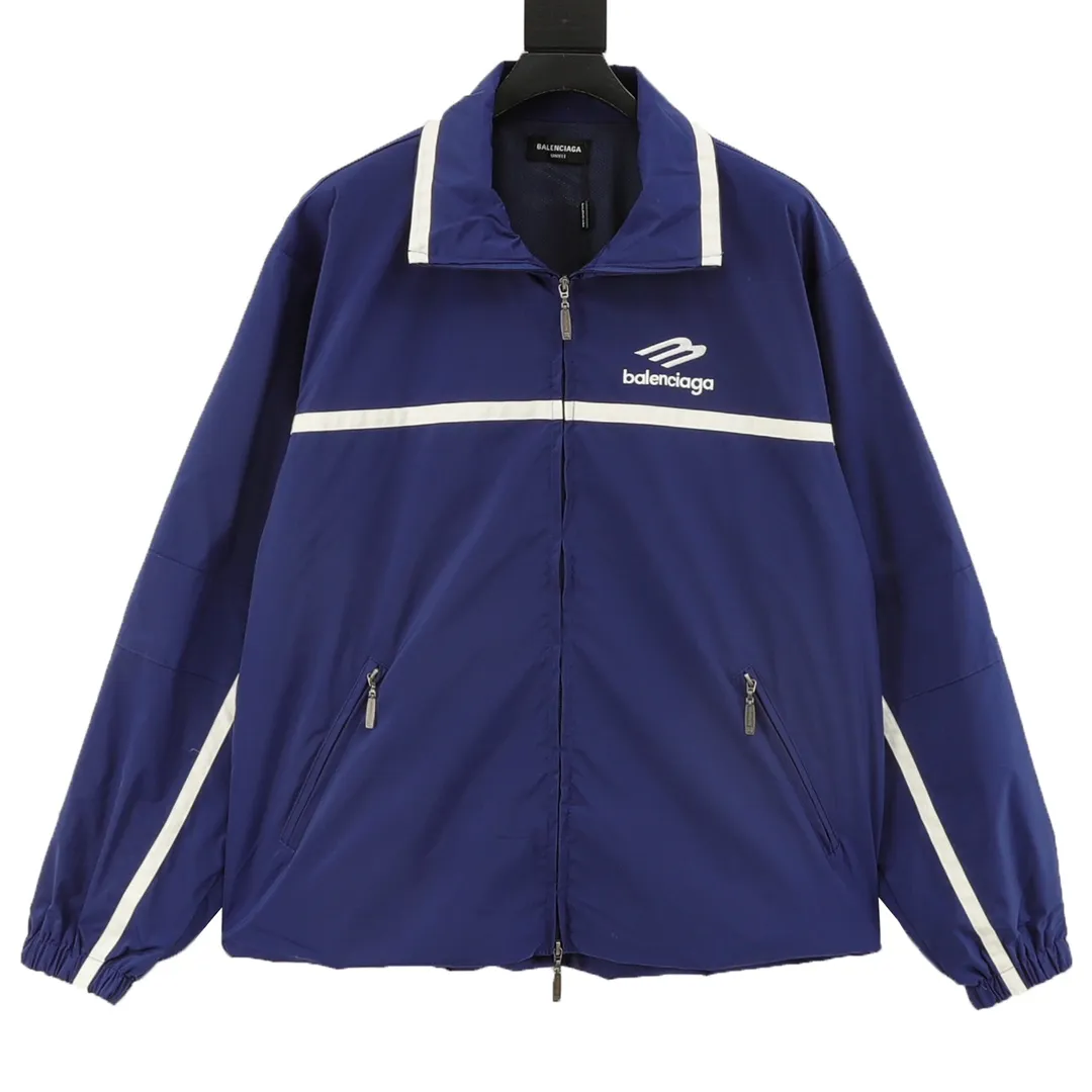 🅿️570 Balenciaga/Balenciaga Letter Embroidered Windbreaker Jacket This product uses high-quality PET sliced ​​polyester fiber as the spinning raw material to ensure that it has stable chemical and physical properties. Using a high-speed spinning process, PET slices are made into POY (pre-oriented yarn) or FDY (fully drawn yarn) through melting, filtration, spinneret extrusion and other steps. These filament products have the characteristics of high breaking strength, high elastic modulus, excellent heat setting properties, good resilience properties, heat resistance, light resistance, corrosion resistance, easy washing and quick drying. It adopts the classic washing and distressing process and is carefully polished to present a unique whitening effect, showing the retro charm that has accumulated over time. This process uses specific washing methods to achieve a certain visual and tactile effect on the garments, giving the garments an old and worn feel. Same style for men and women Sizes: XS-L