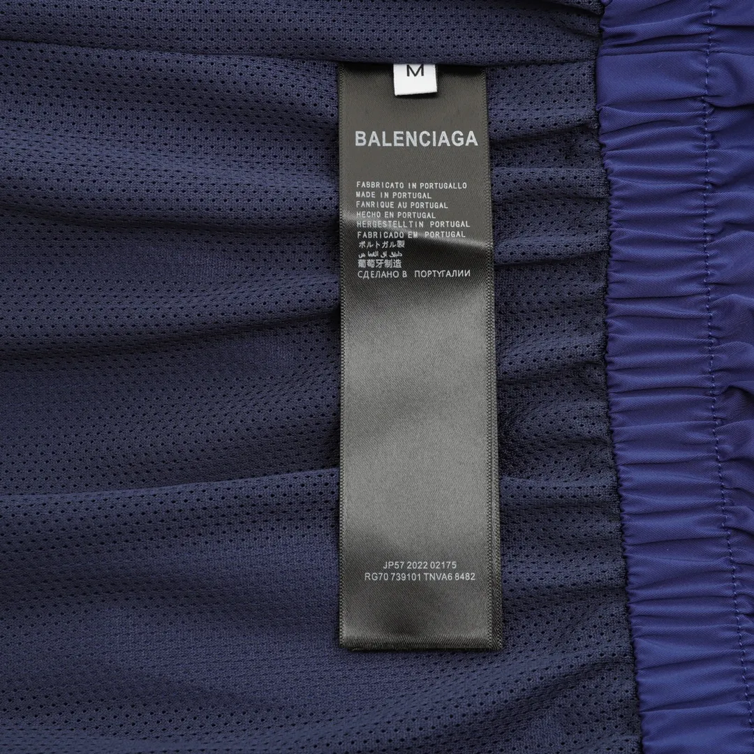 🅿️570 Balenciaga/Balenciaga Letter Embroidered Windbreaker Jacket This product uses high-quality PET sliced ​​polyester fiber as the spinning raw material to ensure that it has stable chemical and physical properties. Using a high-speed spinning process, PET slices are made into POY (pre-oriented yarn) or FDY (fully drawn yarn) through melting, filtration, spinneret extrusion and other steps. These filament products have the characteristics of high breaking strength, high elastic modulus, excellent heat setting properties, good resilience properties, heat resistance, light resistance, corrosion resistance, easy washing and quick drying. It adopts the classic washing and distressing process and is carefully polished to present a unique whitening effect, showing the retro charm that has accumulated over time. This process uses specific washing methods to achieve a certain visual and tactile effect on the garments, giving the garments an old and worn feel. Same style for men and women Sizes: XS-L
