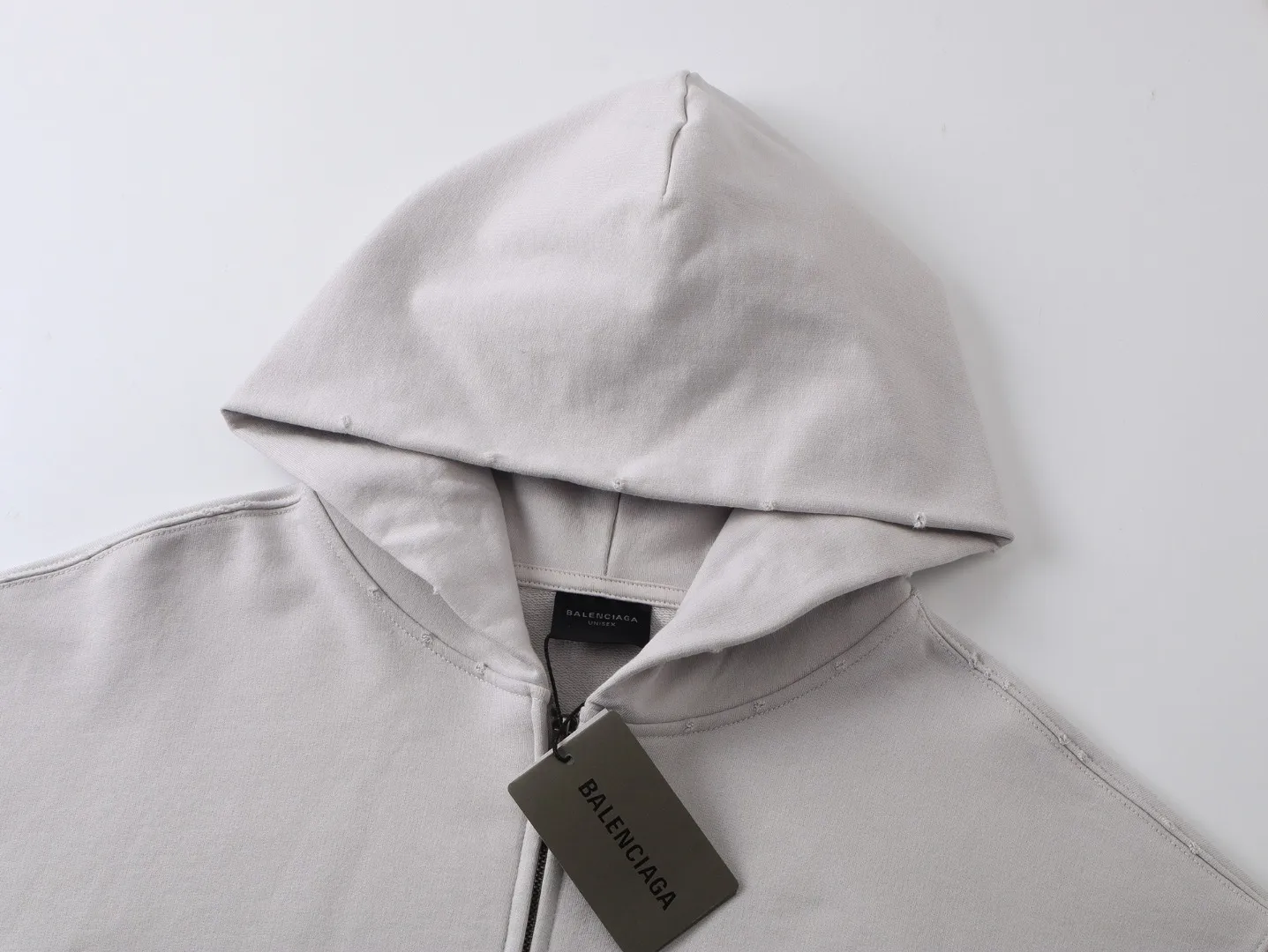 🅿️390 BALENCI*GA Paris embroidery small letter hooded sweatshirt. The front and back embroidery is finely embroidered by imported Tajima embroidery machines. Handmade masters position and polish. Customized matching hardware. Clear letters. Three-dimensional effect. Exclusively matched to the pattern, woven and dyed 460g fabric. Threads are dyed in the same cylinder with zero color difference. Brick cabinet synchronization. Welcome to compare. Same style for men and women -Color: black, off-white -SIZE: Xs S M L Style number 8980#