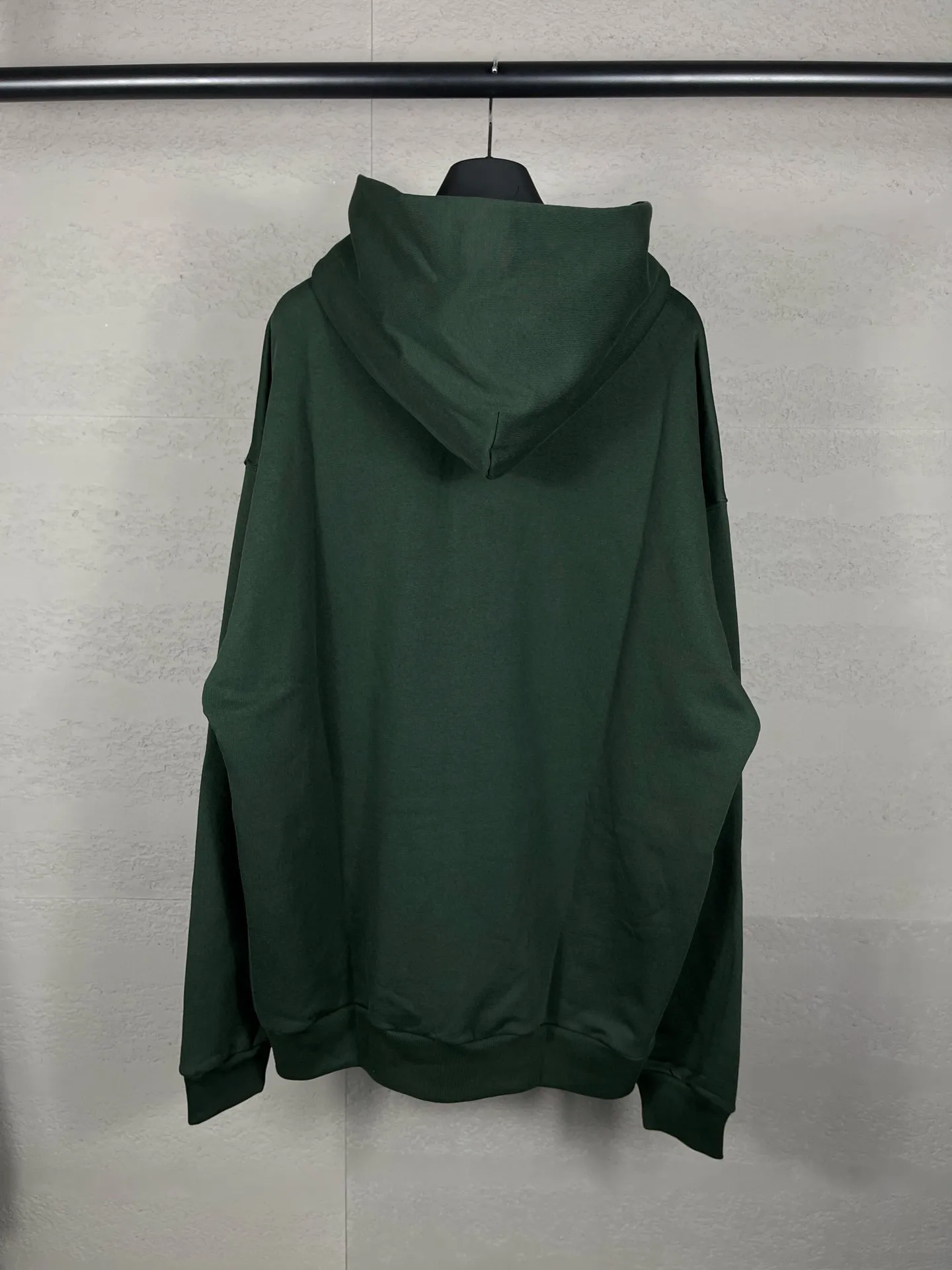 🅿️300 Detailed picture [Top version. Official website quality] BALENCI*GA/Paris co-branded Adidas embroidered front LOGO long-sleeved hooded sweatshirt. The fabric is made of Paris ZP custom-woven and dyed cotton sweatshirt. The weight is 450 grams, the cloth surface is clean. The cloth pattern is clear, soft and comfortable. The color fastness is good. It is not easy to change color. The threads are dyed with no color difference. The LOGO pattern letters are embroidered using imported embroidery machines, and the letters are three-dimensional and full. It is produced in Jubie market based on pictures, and comparisons are welcome. Restored brick cabinets. The version adopts OS loose shoulder design. Same style for men and women. Code: BL238017 Color: dark green, black Size: XS S M L