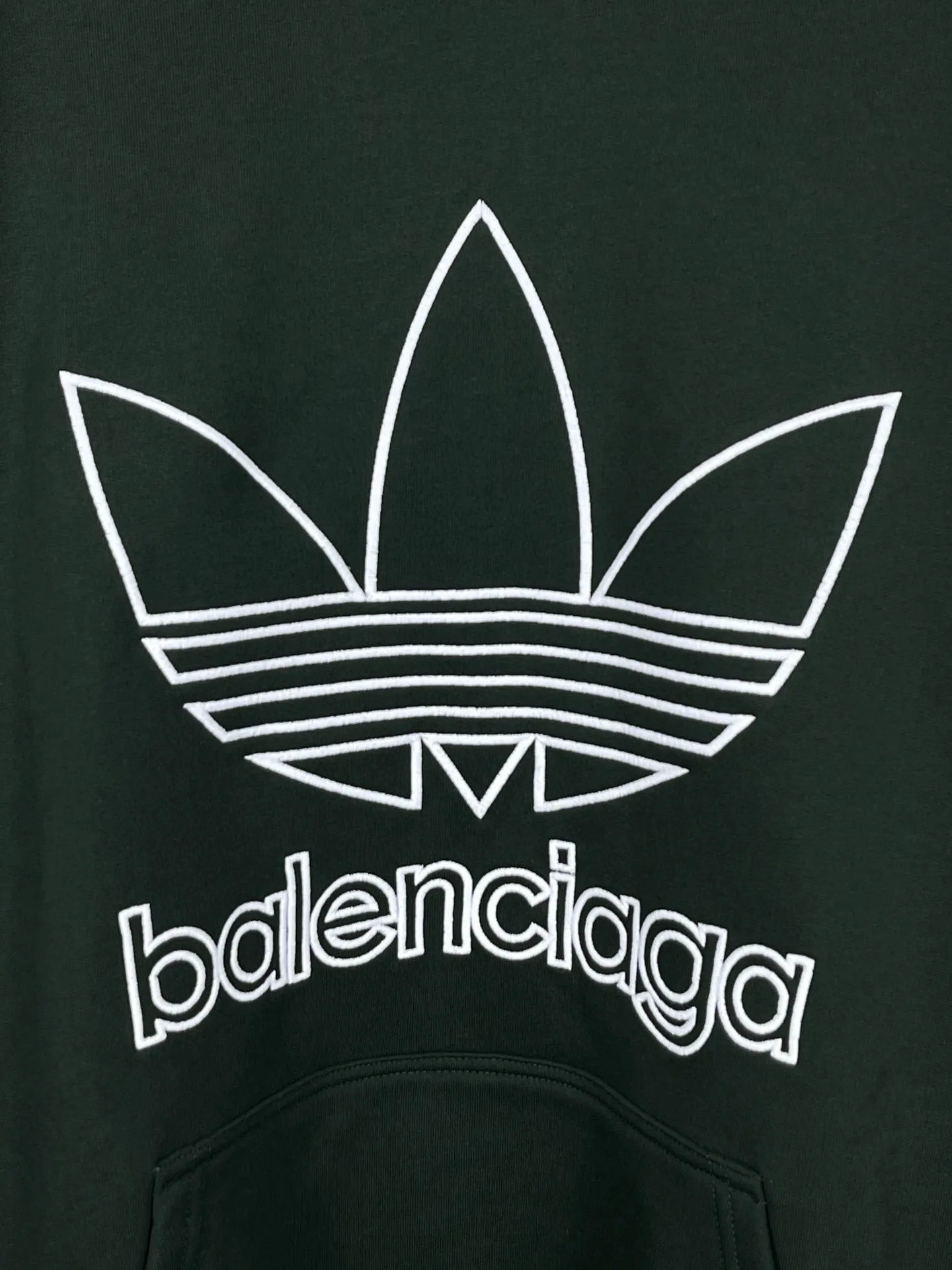 🅿️300 Detailed picture [Top version. Official website quality] BALENCI*GA/Paris co-branded Adidas embroidered front LOGO long-sleeved hooded sweatshirt. The fabric is made of Paris ZP custom-woven and dyed cotton sweatshirt. The weight is 450 grams, the cloth surface is clean. The cloth pattern is clear, soft and comfortable. The color fastness is good. It is not easy to change color. The threads are dyed with no color difference. The LOGO pattern letters are embroidered using imported embroidery machines, and the letters are three-dimensional and full. It is produced in Jubie market based on pictures, and comparisons are welcome. Restored brick cabinets. The version adopts OS loose shoulder design. Same style for men and women. Code: BL238017 Color: dark green, black Size: XS S M L