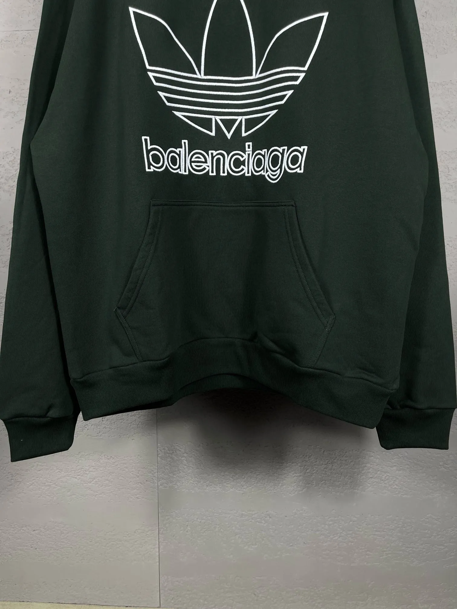 🅿️300 Detailed picture [Top version. Official website quality] BALENCI*GA/Paris co-branded Adidas embroidered front LOGO long-sleeved hooded sweatshirt. The fabric is made of Paris ZP custom-woven and dyed cotton sweatshirt. The weight is 450 grams, the cloth surface is clean. The cloth pattern is clear, soft and comfortable. The color fastness is good. It is not easy to change color. The threads are dyed with no color difference. The LOGO pattern letters are embroidered using imported embroidery machines, and the letters are three-dimensional and full. It is produced in Jubie market based on pictures, and comparisons are welcome. Restored brick cabinets. The version adopts OS loose shoulder design. Same style for men and women. Code: BL238017 Color: dark green, black Size: XS S M L