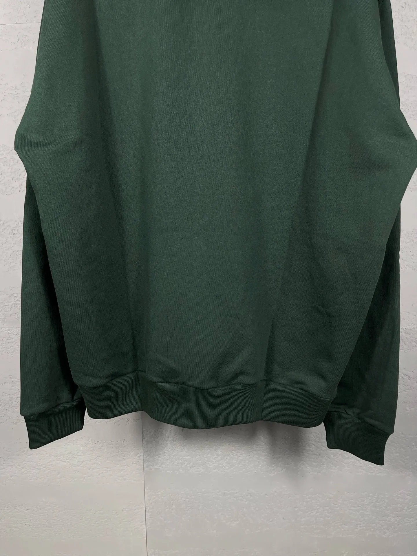 🅿️300 Detailed picture [Top version. Official website quality] BALENCI*GA/Paris co-branded Adidas embroidered front LOGO long-sleeved hooded sweatshirt. The fabric is made of Paris ZP custom-woven and dyed cotton sweatshirt. The weight is 450 grams, the cloth surface is clean. The cloth pattern is clear, soft and comfortable. The color fastness is good. It is not easy to change color. The threads are dyed with no color difference. The LOGO pattern letters are embroidered using imported embroidery machines, and the letters are three-dimensional and full. It is produced in Jubie market based on pictures, and comparisons are welcome. Restored brick cabinets. The version adopts OS loose shoulder design. Same style for men and women. Code: BL238017 Color: dark green, black Size: XS S M L