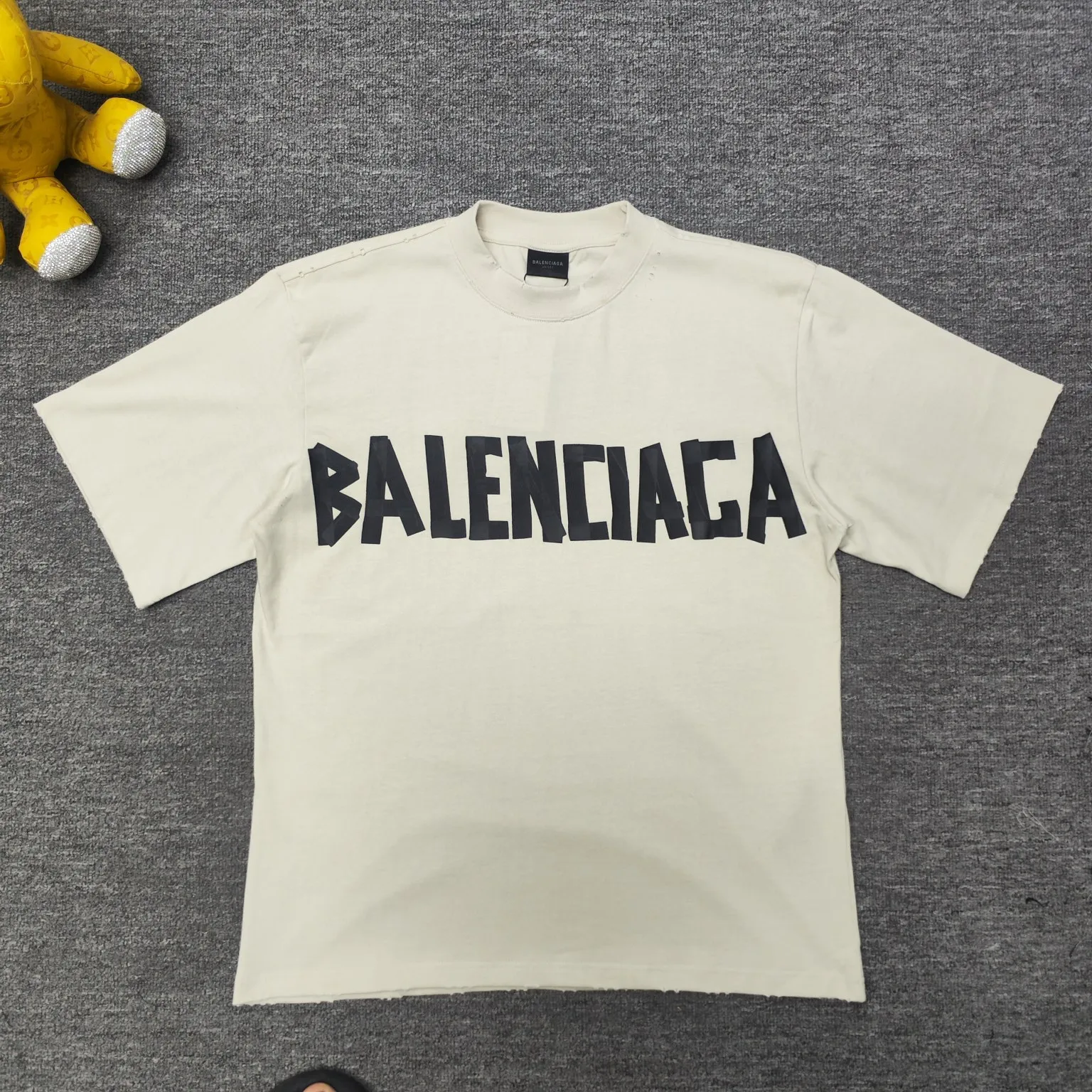 [New] Top version - BALENCIAGA - Masking tape short-sleeved T-shirt. The original developed custom-woven fabric process is washed and treated. The high-gram weight 300-gram fabric is full of texture. The cloth surface is clean, soft and comfortable. Solona thread custom dyeing has no color difference. The fabric is made of 16s single yarn combed cotton plain weave. The original is custom-dyed in gray and black, and the front panel is printed using an elliptical machine screen + digital direct inkjet integrated machine. Imported environmentally friendly glue + transparent slurry is used as a base and the digital slurry is scraped twice. The color is printed using digital direct inkjet printing. According to the original refined artwork, the color is deepened at the connection position of the letters. The overall visual effect is like a hand-made decal on textured paper. The back panel is printed with fluorescent ink, and all the blurred strokes are hand-painted at the connection positions of the letters, making the letters more three-dimensional in the overall visual effect. The garments are hand-worn and cut with holes, and softeners are added, sand-washed, fried, and made old and soft. os dropped shoulders, loose version, same style for men and women. Color: Reactive white, black, Size: XS-L P:280