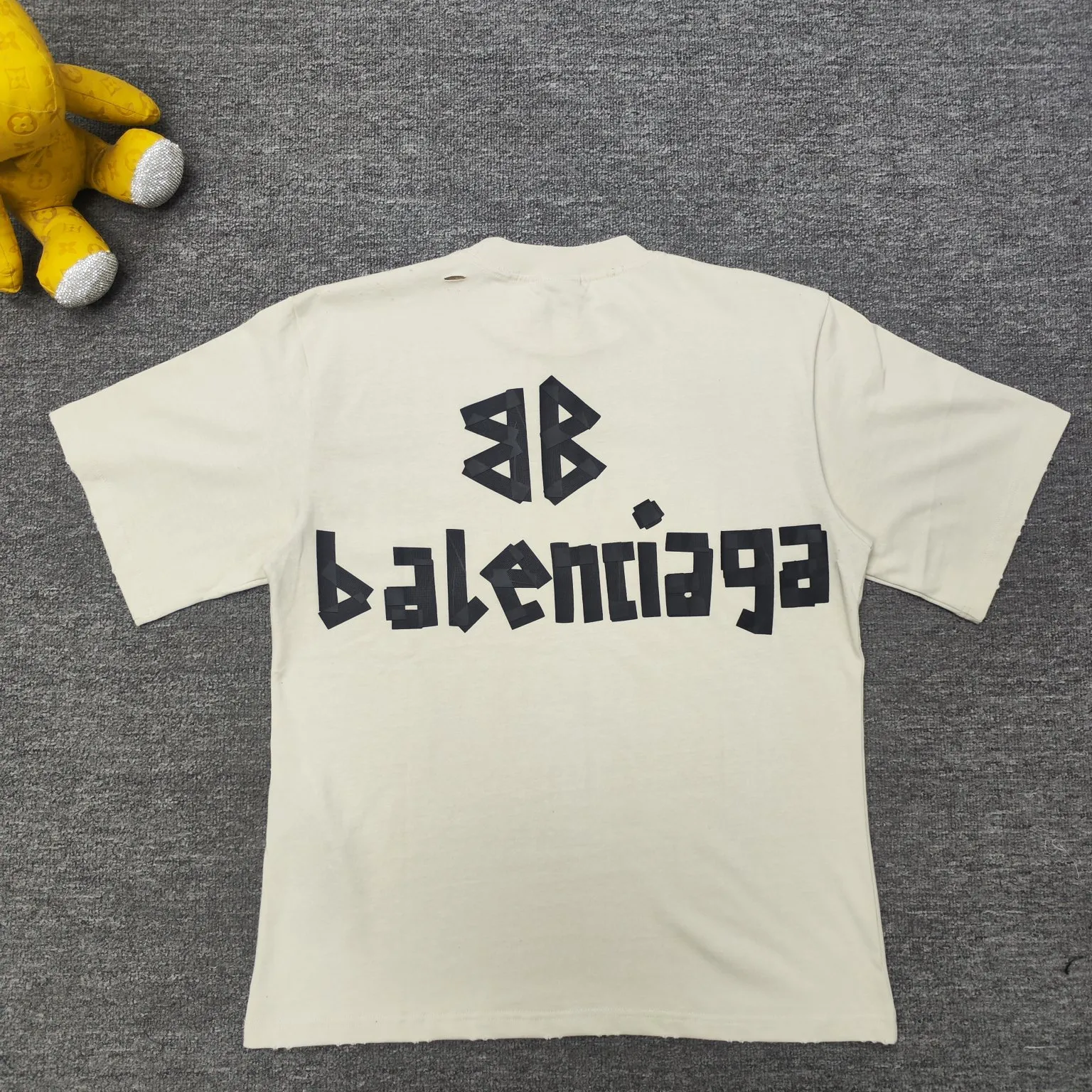 [New] Top version - BALENCIAGA - Masking tape short-sleeved T-shirt. The original developed custom-woven fabric process is washed and treated. The high-gram weight 300-gram fabric is full of texture. The cloth surface is clean, soft and comfortable. Solona thread custom dyeing has no color difference. The fabric is made of 16s single yarn combed cotton plain weave. The original is custom-dyed in gray and black, and the front panel is printed using an elliptical machine screen + digital direct inkjet integrated machine. Imported environmentally friendly glue + transparent slurry is used as a base and the digital slurry is scraped twice. The color is printed using digital direct inkjet printing. According to the original refined artwork, the color is deepened at the connection position of the letters. The overall visual effect is like a hand-made decal on textured paper. The back panel is printed with fluorescent ink, and all the blurred strokes are hand-painted at the connection positions of the letters, making the letters more three-dimensional in the overall visual effect. The garments are hand-worn and cut with holes, and softeners are added, sand-washed, fried, and made old and soft. os dropped shoulders, loose version, same style for men and women. Color: Reactive white, black, Size: XS-L P:280