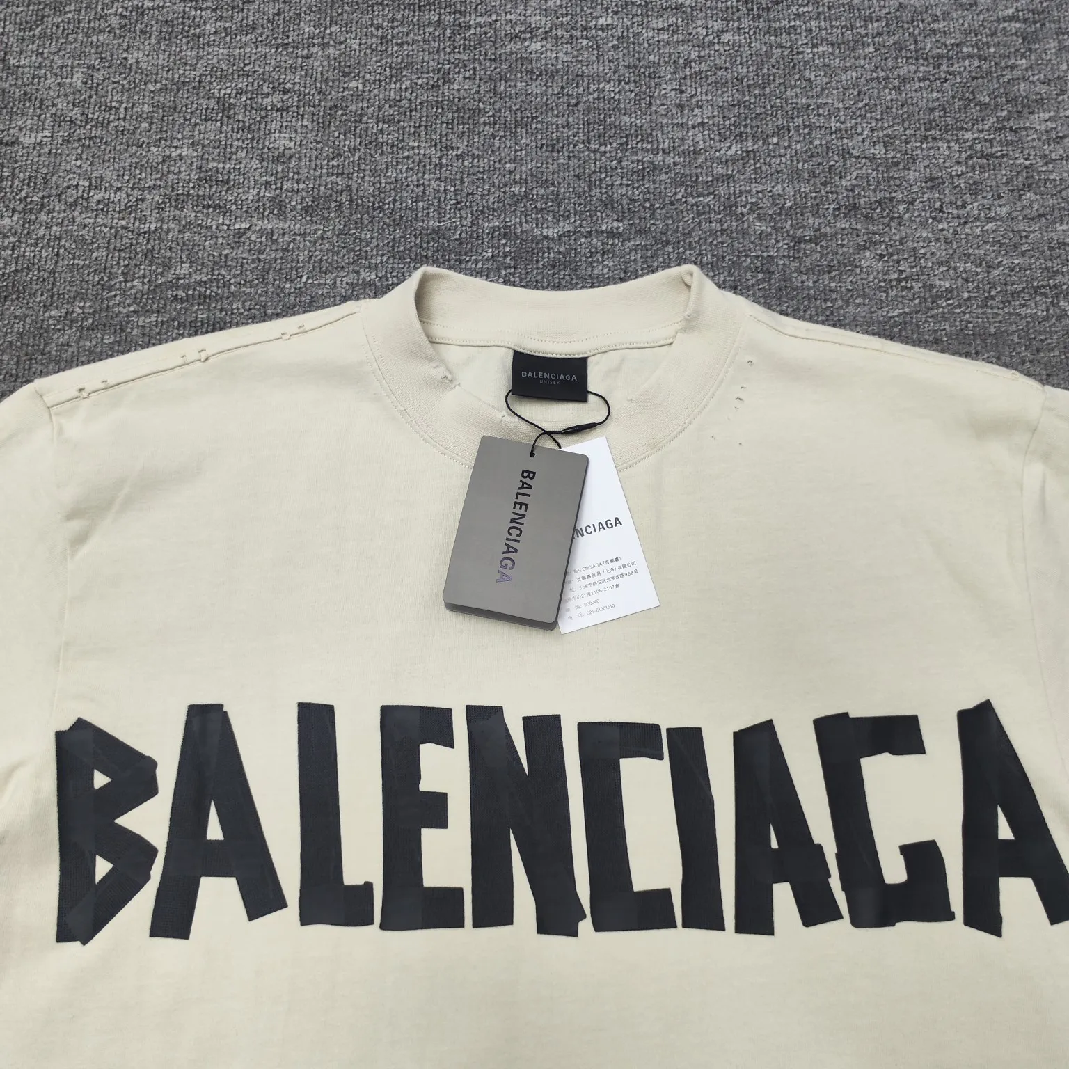 [New] Top version - BALENCIAGA - Masking tape short-sleeved T-shirt. The original developed custom-woven fabric process is washed and treated. The high-gram weight 300-gram fabric is full of texture. The cloth surface is clean, soft and comfortable. Solona thread custom dyeing has no color difference. The fabric is made of 16s single yarn combed cotton plain weave. The original is custom-dyed in gray and black, and the front panel is printed using an elliptical machine screen + digital direct inkjet integrated machine. Imported environmentally friendly glue + transparent slurry is used as a base and the digital slurry is scraped twice. The color is printed using digital direct inkjet printing. According to the original refined artwork, the color is deepened at the connection position of the letters. The overall visual effect is like a hand-made decal on textured paper. The back panel is printed with fluorescent ink, and all the blurred strokes are hand-painted at the connection positions of the letters, making the letters more three-dimensional in the overall visual effect. The garments are hand-worn and cut with holes, and softeners are added, sand-washed, fried, and made old and soft. os dropped shoulders, loose version, same style for men and women. Color: Reactive white, black, Size: XS-L P:280