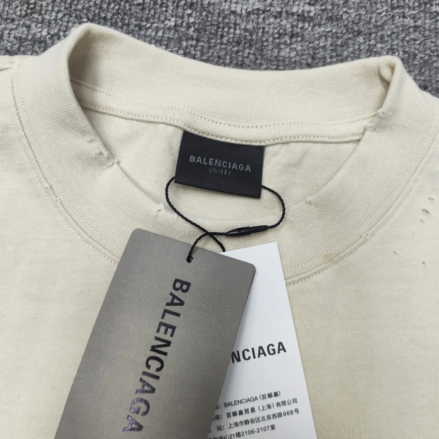 [New] Top version - BALENCIAGA - Masking tape short-sleeved T-shirt. The original developed custom-woven fabric process is washed and treated. The high-gram weight 300-gram fabric is full of texture. The cloth surface is clean, soft and comfortable. Solona thread custom dyeing has no color difference. The fabric is made of 16s single yarn combed cotton plain weave. The original is custom-dyed in gray and black, and the front panel is printed using an elliptical machine screen + digital direct inkjet integrated machine. Imported environmentally friendly glue + transparent slurry is used as a base and the digital slurry is scraped twice. The color is printed using digital direct inkjet printing. According to the original refined artwork, the color is deepened at the connection position of the letters. The overall visual effect is like a hand-made decal on textured paper. The back panel is printed with fluorescent ink, and all the blurred strokes are hand-painted at the connection positions of the letters, making the letters more three-dimensional in the overall visual effect. The garments are hand-worn and cut with holes, and softeners are added, sand-washed, fried, and made old and soft. os dropped shoulders, loose version, same style for men and women. Color: Reactive white, black, Size: XS-L P:280