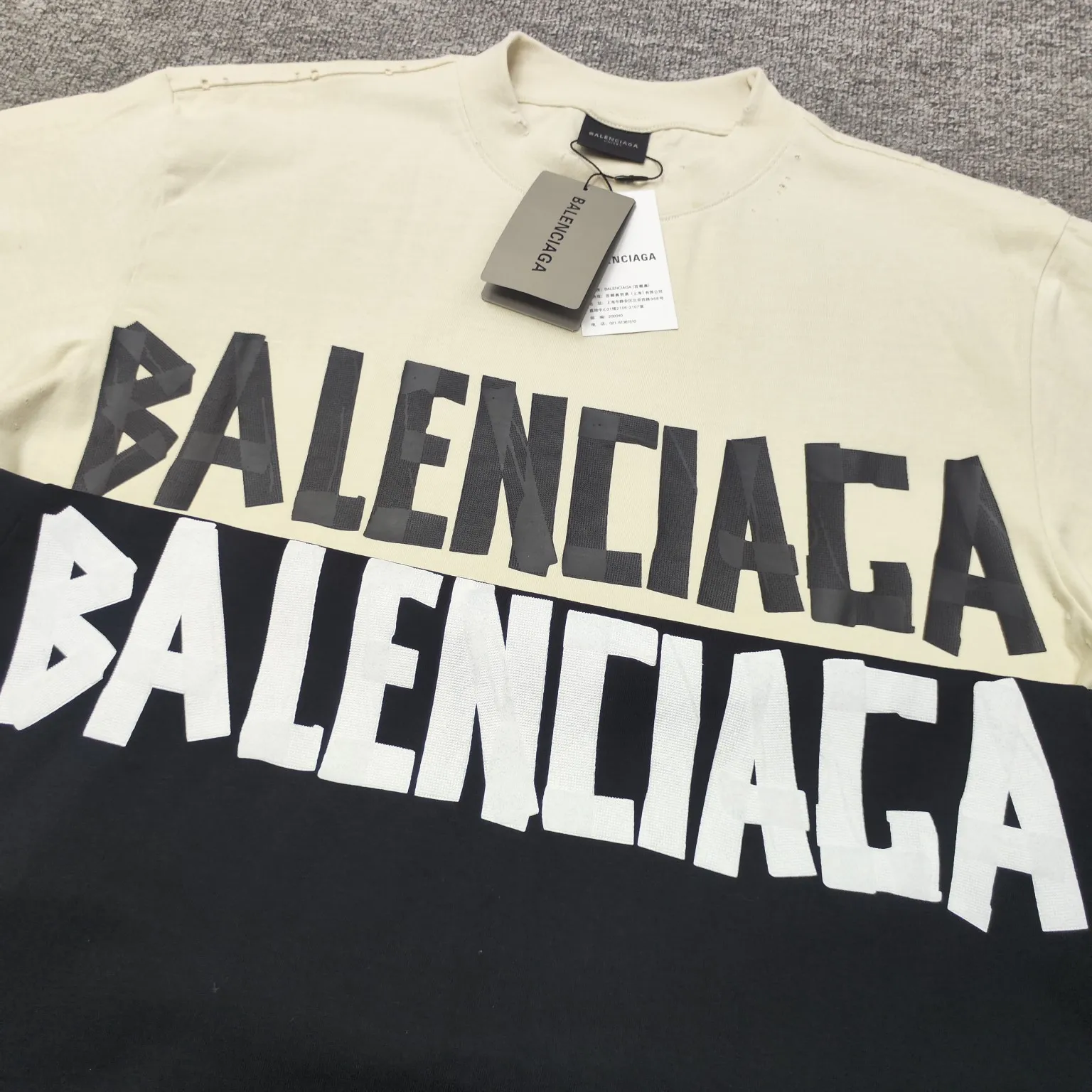 [New] Top version - BALENCIAGA - Masking tape short-sleeved T-shirt. The original developed custom-woven fabric process is washed and treated. The high-gram weight 300-gram fabric is full of texture. The cloth surface is clean, soft and comfortable. Solona thread custom dyeing has no color difference. The fabric is made of 16s single yarn combed cotton plain weave. The original is custom-dyed in gray and black, and the front panel is printed using an elliptical machine screen + digital direct inkjet integrated machine. Imported environmentally friendly glue + transparent slurry is used as a base and the digital slurry is scraped twice. The color is printed using digital direct inkjet printing. According to the original refined artwork, the color is deepened at the connection position of the letters. The overall visual effect is like a hand-made decal on textured paper. The back panel is printed with fluorescent ink, and all the blurred strokes are hand-painted at the connection positions of the letters, making the letters more three-dimensional in the overall visual effect. The garments are hand-worn and cut with holes, and softeners are added, sand-washed, fried, and made old and soft. os dropped shoulders, loose version, same style for men and women. Color: Reactive white, black, Size: XS-L P:280