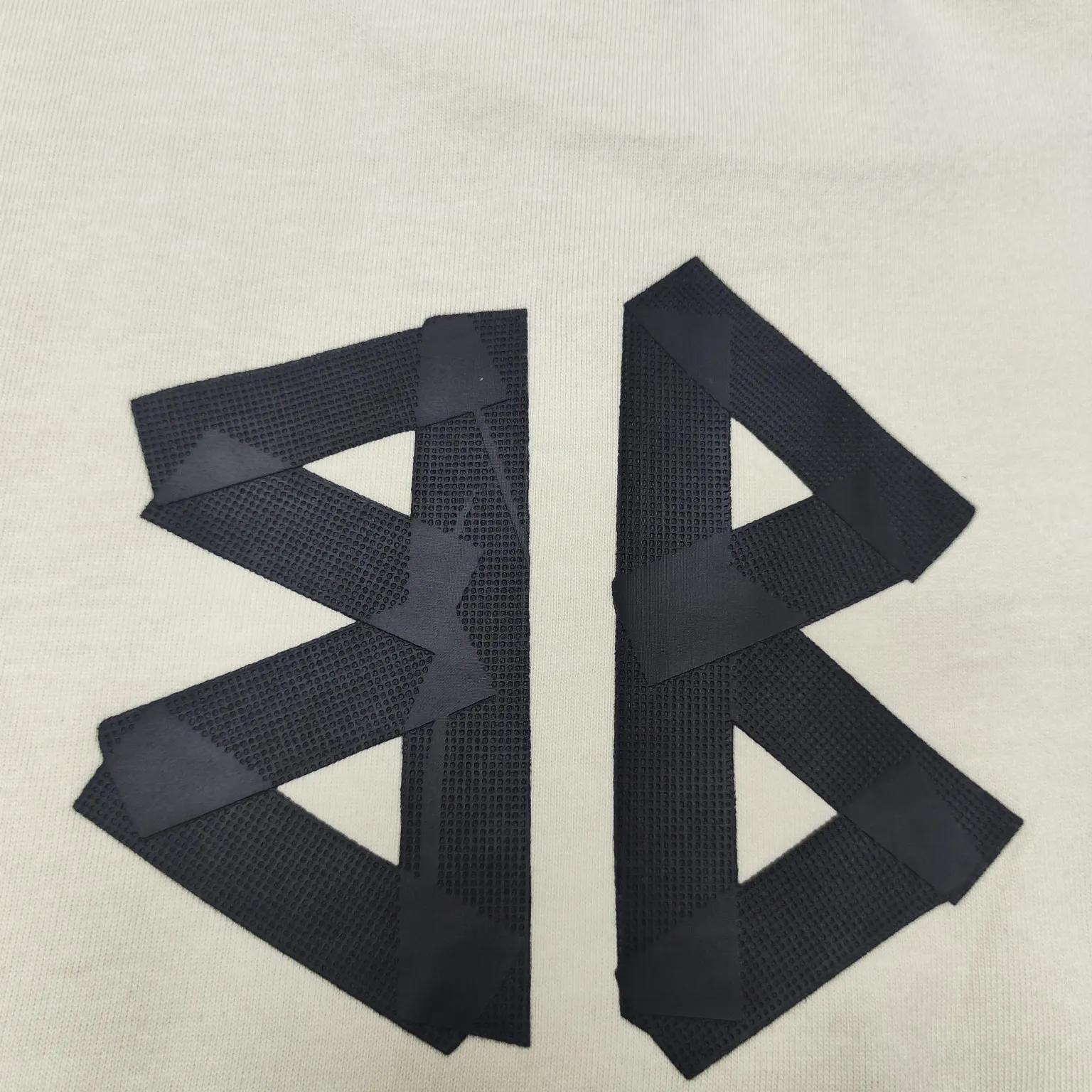 [New] Top version - BALENCIAGA - Masking tape short-sleeved T-shirt. The original developed custom-woven fabric process is washed and treated. The high-gram weight 300-gram fabric is full of texture. The cloth surface is clean, soft and comfortable. Solona thread custom dyeing has no color difference. The fabric is made of 16s single yarn combed cotton plain weave. The original is custom-dyed in gray and black, and the front panel is printed using an elliptical machine screen + digital direct inkjet integrated machine. Imported environmentally friendly glue + transparent slurry is used as a base and the digital slurry is scraped twice. The color is printed using digital direct inkjet printing. According to the original refined artwork, the color is deepened at the connection position of the letters. The overall visual effect is like a hand-made decal on textured paper. The back panel is printed with fluorescent ink, and all the blurred strokes are hand-painted at the connection positions of the letters, making the letters more three-dimensional in the overall visual effect. The garments are hand-worn and cut with holes, and softeners are added, sand-washed, fried, and made old and soft. os dropped shoulders, loose version, same style for men and women. Color: Reactive white, black, Size: XS-L P:280
