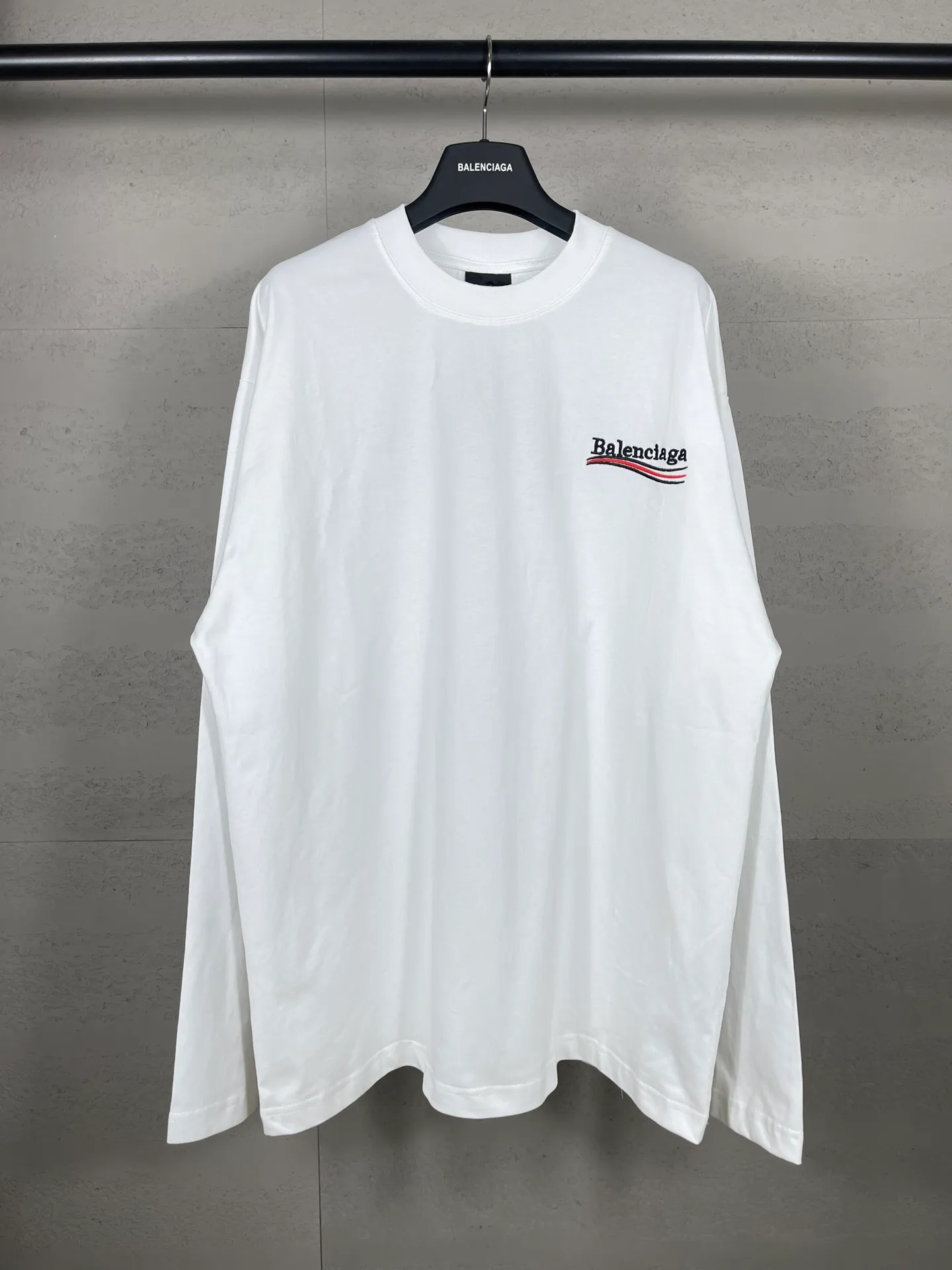 🅿️190 Real photos [Top version. Official website quality] BALENCI*GA/Paris#Classic.Coke embroidered long-sleeved T-shirt# The fabric is made of Paris ZP custom-woven and dyed cotton double yarn. Weighing 260 grams, the cloth surface is clean. The cloth pattern is clear, soft and comfortable. The threads are dyed with no color difference. The classic pattern embroidery uses an imported embroidery machine, and the embroidery thread color is embroidered according to the original color. It is produced according to the pictures in the Jubie market. The letters are clear. The three-dimensional effect is strong. The version adopts the OS loose shoulder version. The same style for men and women. Coding: BL225007 Color: black, white Size: XS S M L