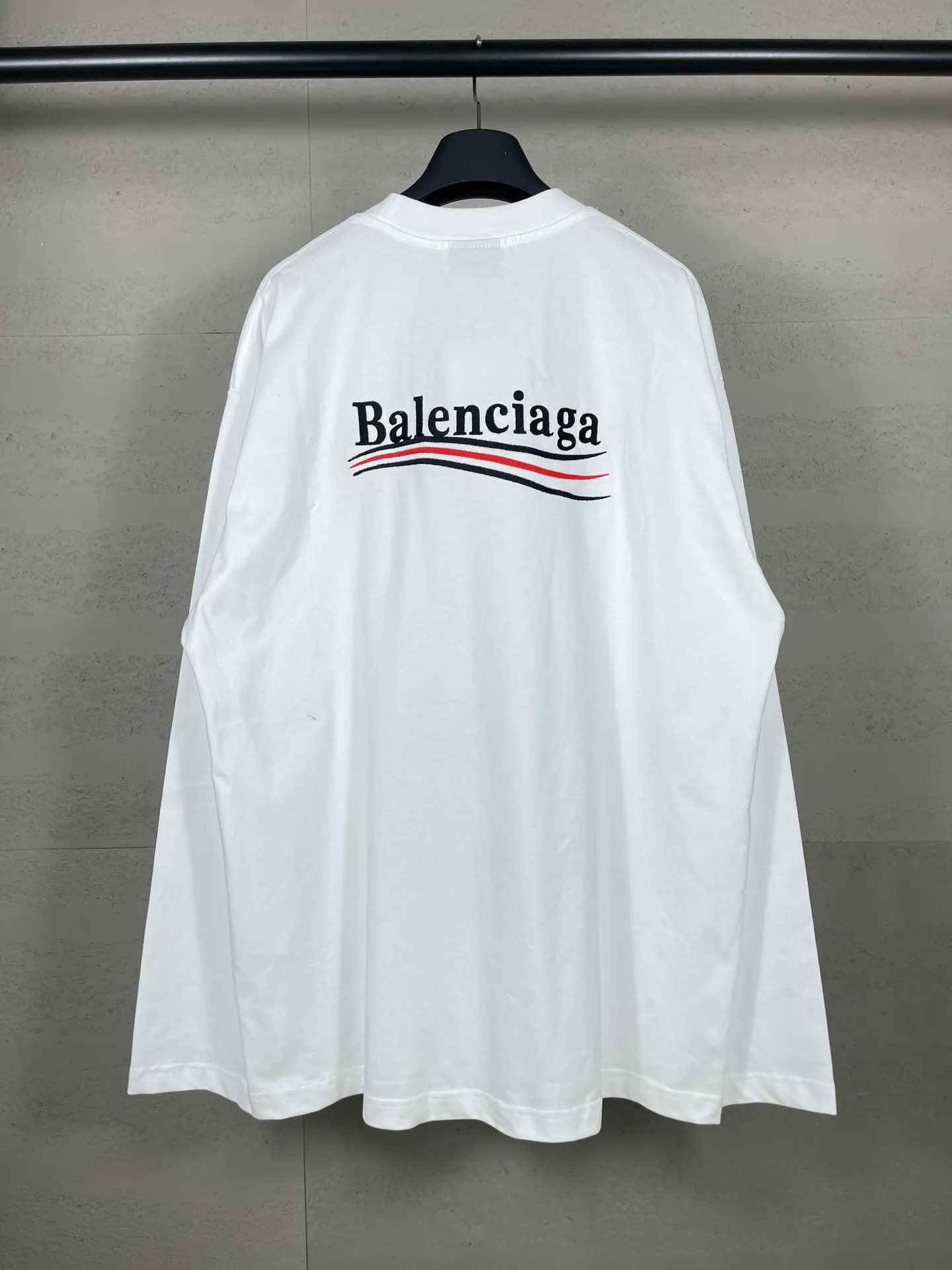 🅿️190 Real photos [Top version. Official website quality] BALENCI*GA/Paris#Classic.Coke embroidered long-sleeved T-shirt# The fabric is made of Paris ZP custom-woven and dyed cotton double yarn. Weighing 260 grams, the cloth surface is clean. The cloth pattern is clear, soft and comfortable. The threads are dyed with no color difference. The classic pattern embroidery uses an imported embroidery machine, and the embroidery thread color is embroidered according to the original color. It is produced according to the pictures in the Jubie market. The letters are clear. The three-dimensional effect is strong. The version adopts the OS loose shoulder version. The same style for men and women. Coding: BL225007 Color: black, white Size: XS S M L