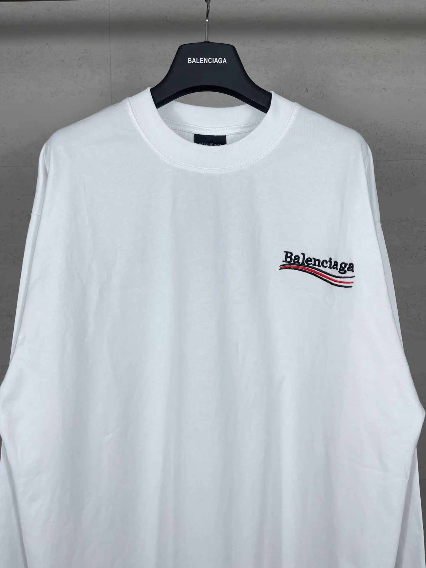 🅿️190 Real photos [Top version. Official website quality] BALENCI*GA/Paris#Classic.Coke embroidered long-sleeved T-shirt# The fabric is made of Paris ZP custom-woven and dyed cotton double yarn. Weighing 260 grams, the cloth surface is clean. The cloth pattern is clear, soft and comfortable. The threads are dyed with no color difference. The classic pattern embroidery uses an imported embroidery machine, and the embroidery thread color is embroidered according to the original color. It is produced according to the pictures in the Jubie market. The letters are clear. The three-dimensional effect is strong. The version adopts the OS loose shoulder version. The same style for men and women. Coding: BL225007 Color: black, white Size: XS S M L